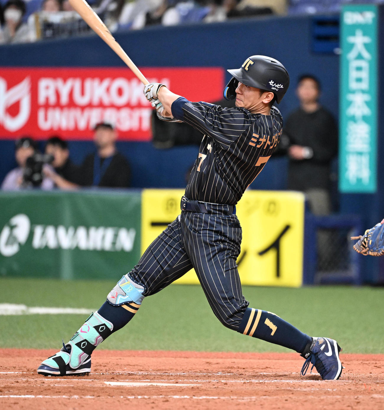 オリックス対日本ハム　8回裏オリックス無死二塁、左越え適時二塁打を放つ西川（撮影・和賀正仁）