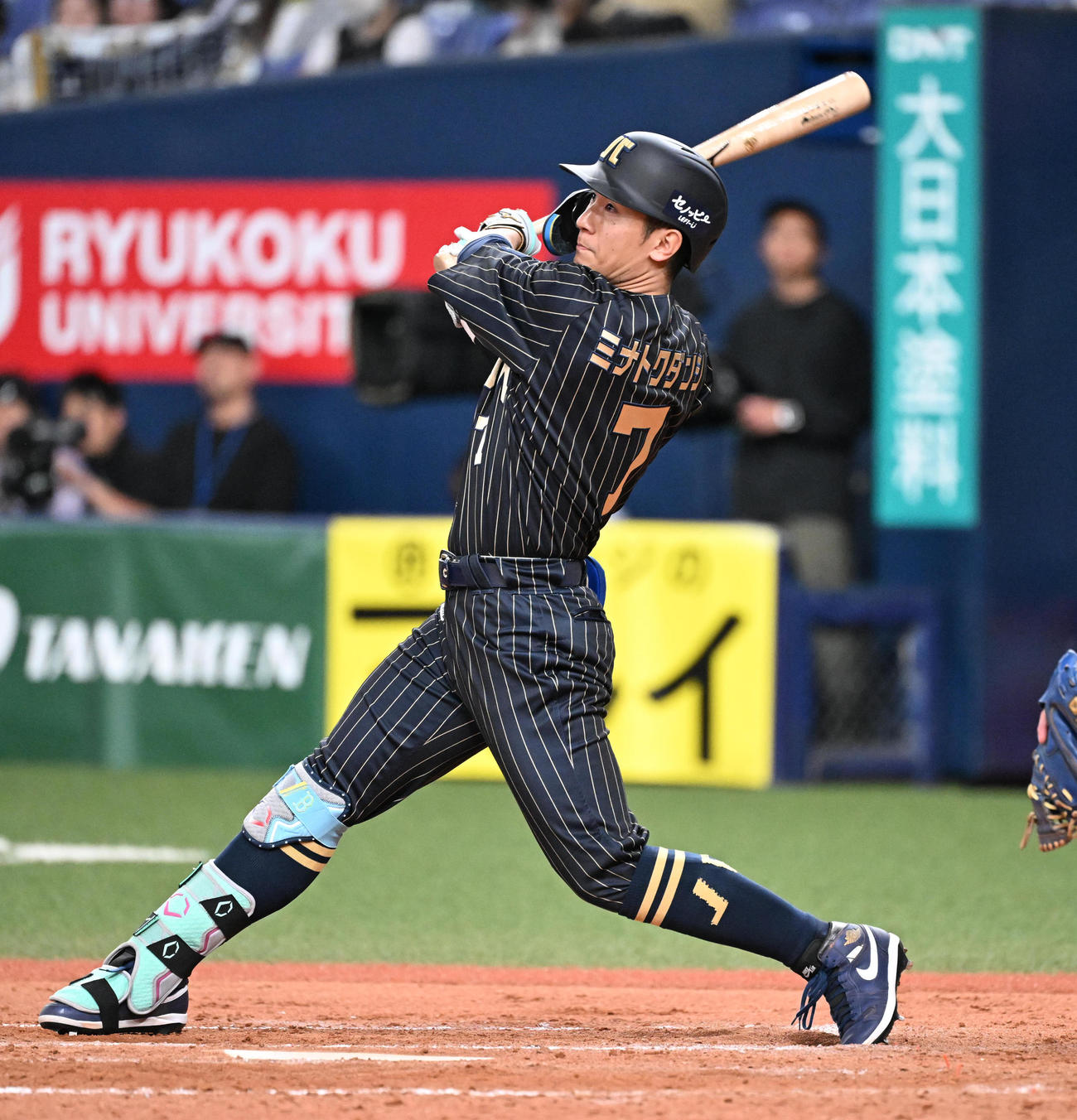 オリックス対日本ハム　8回裏オリックス無死二塁、左越え適時二塁打を放つ西川（撮影・和賀正仁）