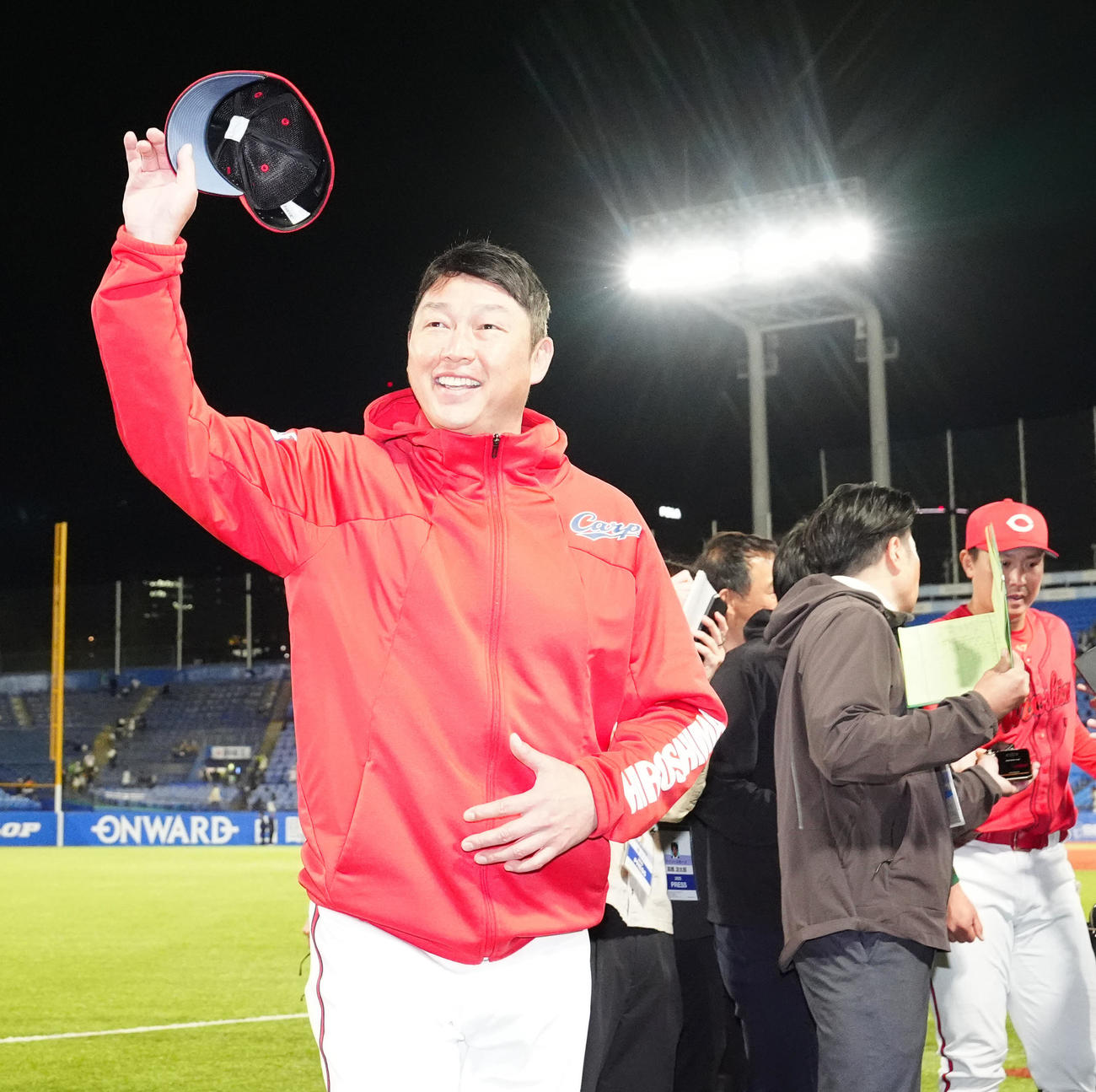 ヤクルト対広島　試合後、ファンの声援に応える広島新井監督（撮影・江口和貴）