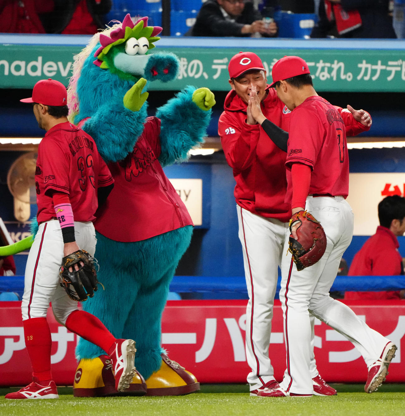 ヤクルト対広島　試合後、広島堂林（右）とタッチを交わす新井監督（撮影・江口和貴）