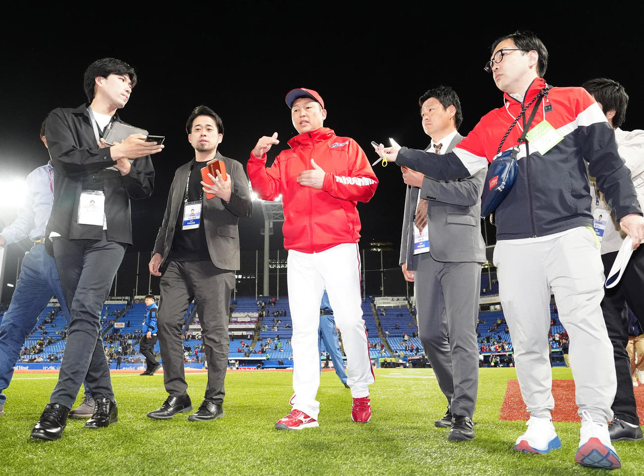 ヤクルト対広島　試合後、記者に囲まれる広島新井監督（中央）（撮影・江口和貴）
