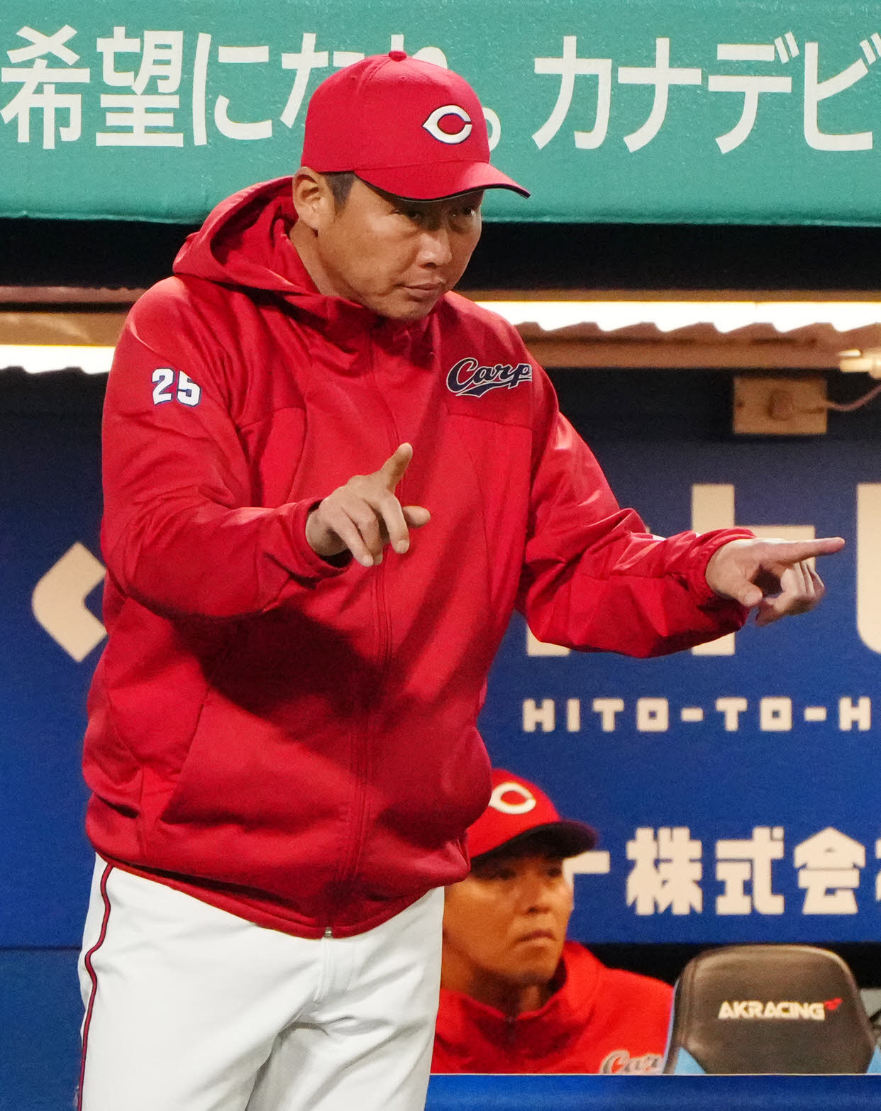 ヤクルト対広島　8回裏、リクエストする広島新井監督（撮影・江口和貴）