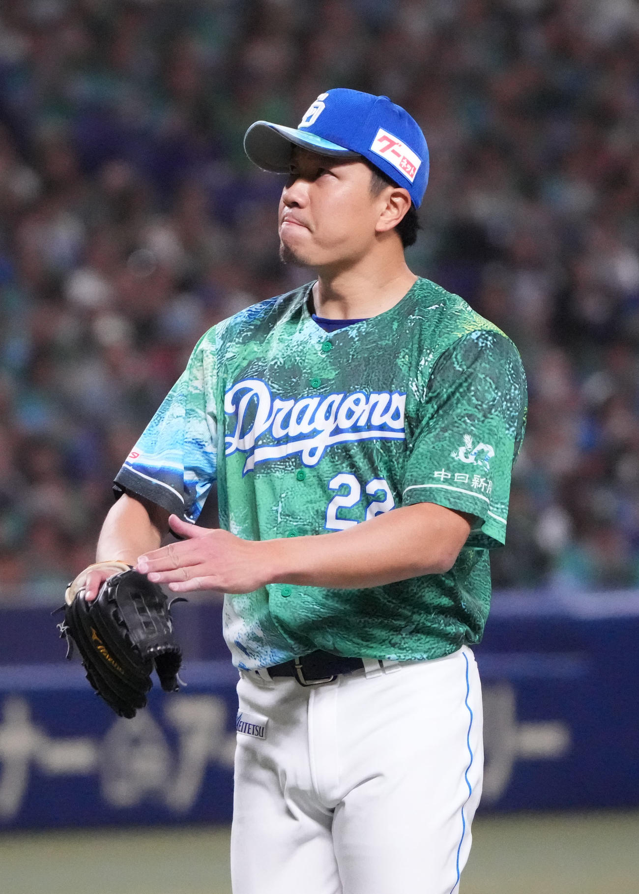 中日対DeNA 3回表DeNA1死一塁、桑原を併殺打に打ち取りグラブを叩きベンチへ戻る大野（撮影・森本幸一）