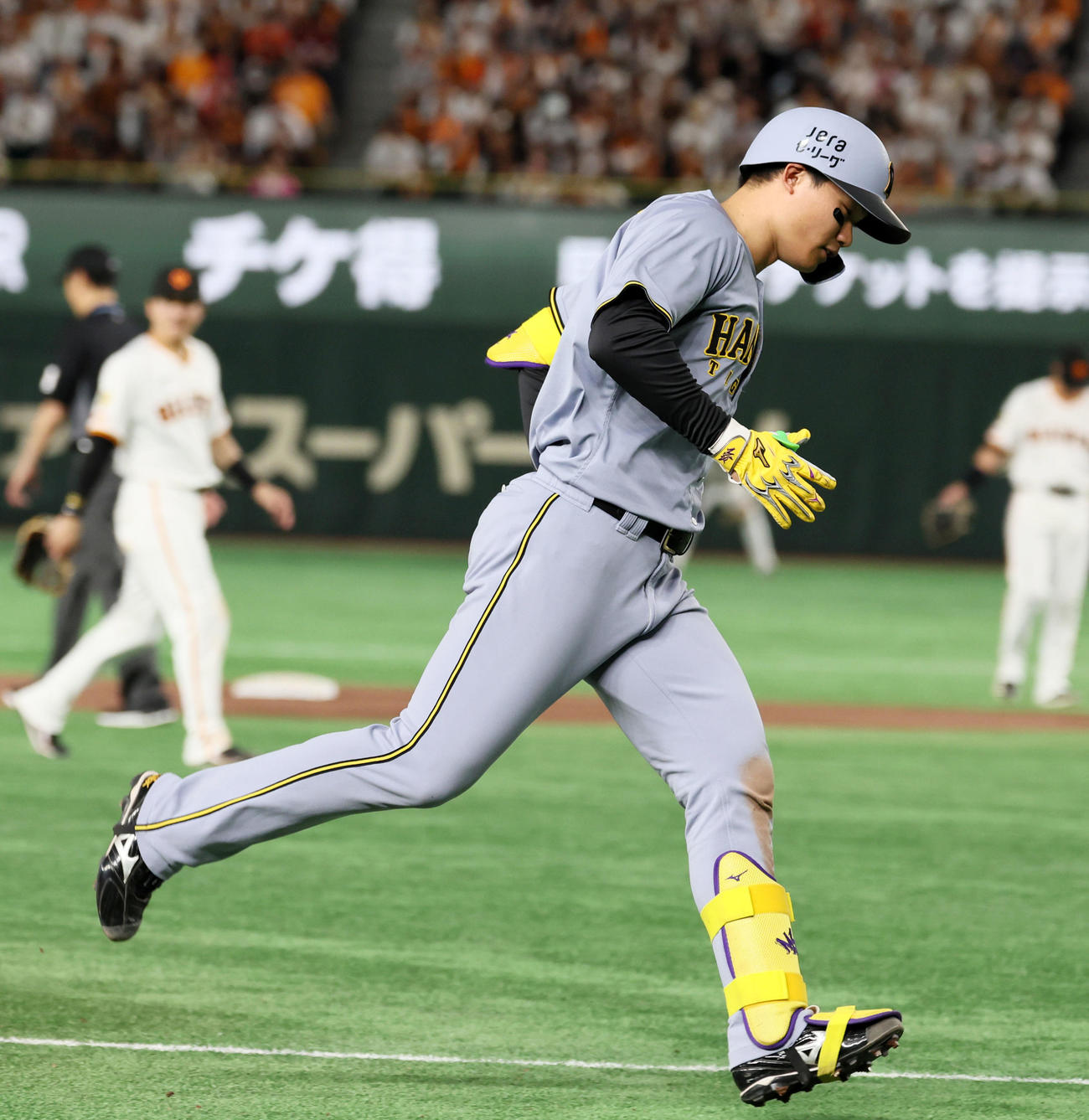 巨人対阪神　5回表阪神1死一塁、森下は左越え2点本塁打を放ちダイヤモンドを駆ける（撮影・加藤哉）