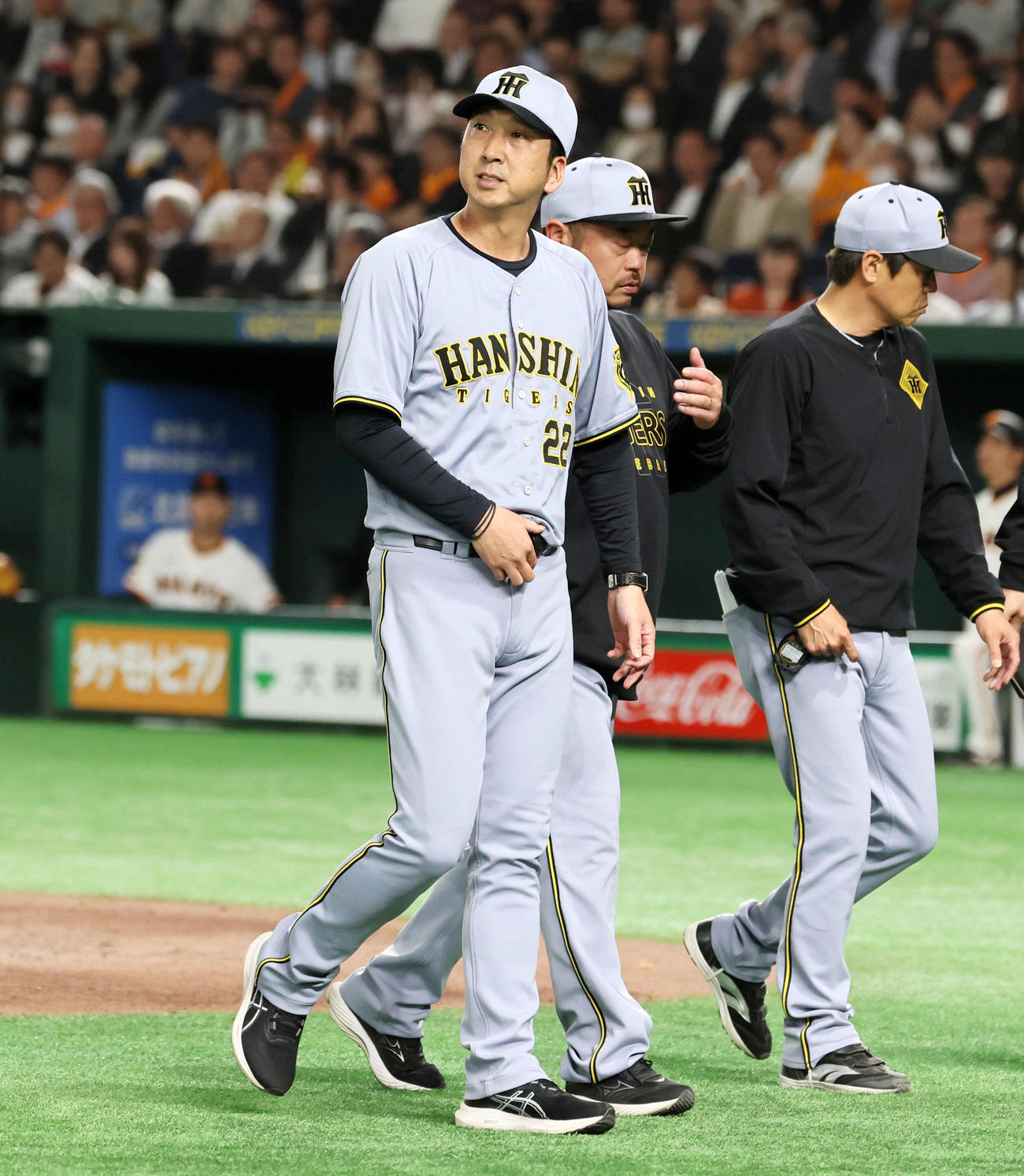 巨人対阪神　7回表阪神1死二塁、中野の死球で様子を確認に本塁まで向かった藤川監督はベンチへ引き揚げる（撮影・加藤哉）