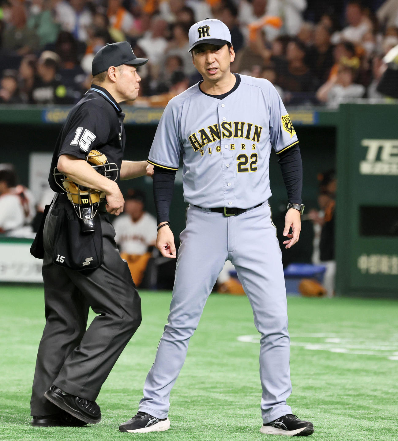 巨人対阪神　4回裏巨人2死一、二塁、藤川監督は打者キャベッジを迎えたところで投手交代を告げる（撮影・加藤哉）