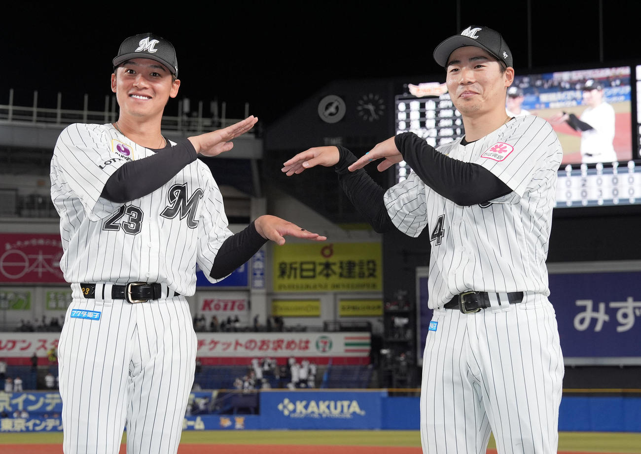 ロッテ対楽天　楽天に勝利し、笑顔で「波乗りポーズ」するロッテ石川慎（左）と友杉（撮影・鈴木みどり）
