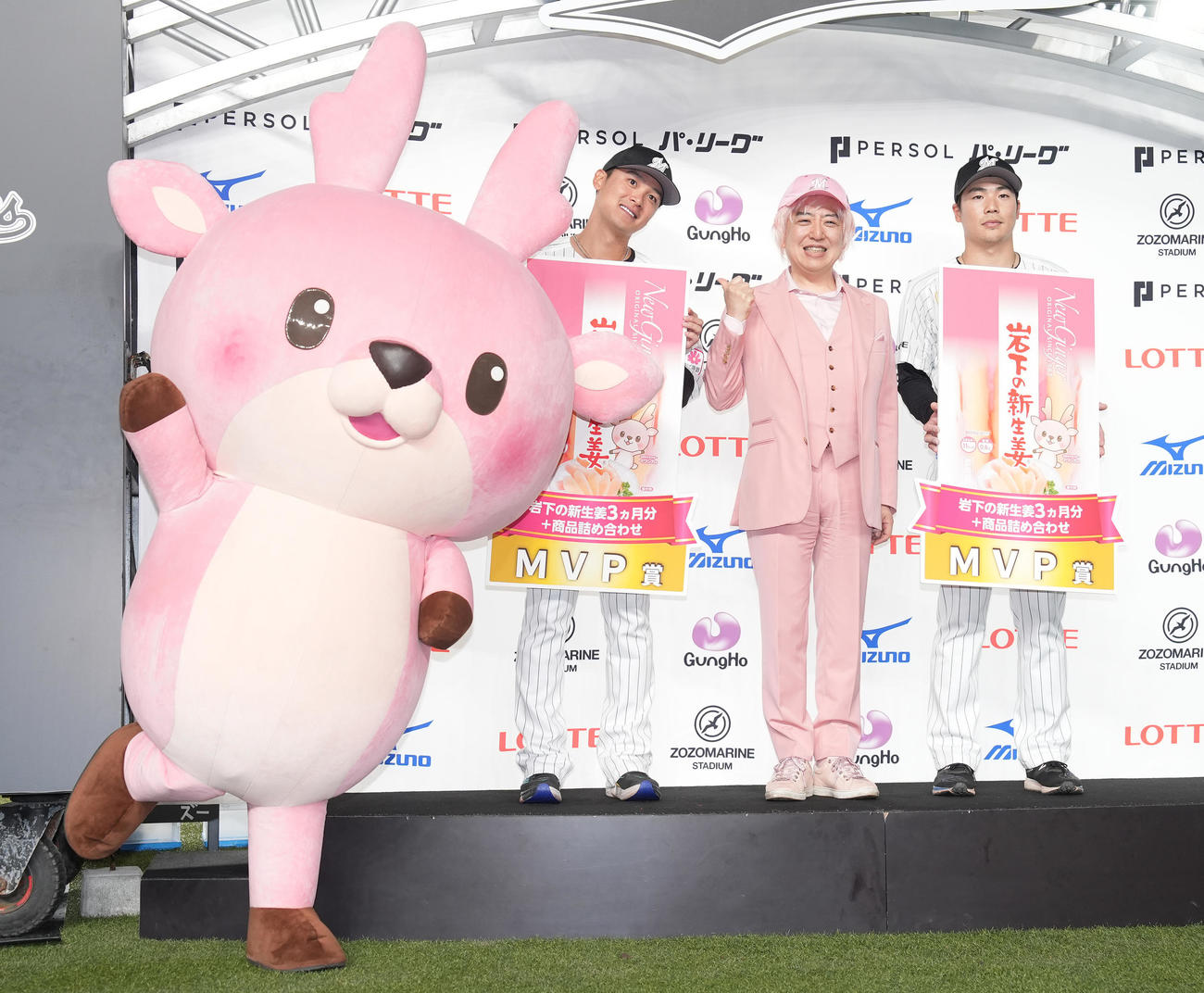 ロッテ対楽天　楽天に勝利し、笑顔で写真に納まるロッテ石川慎（左から2人目）と友杉（右）（撮影・鈴木みどり）