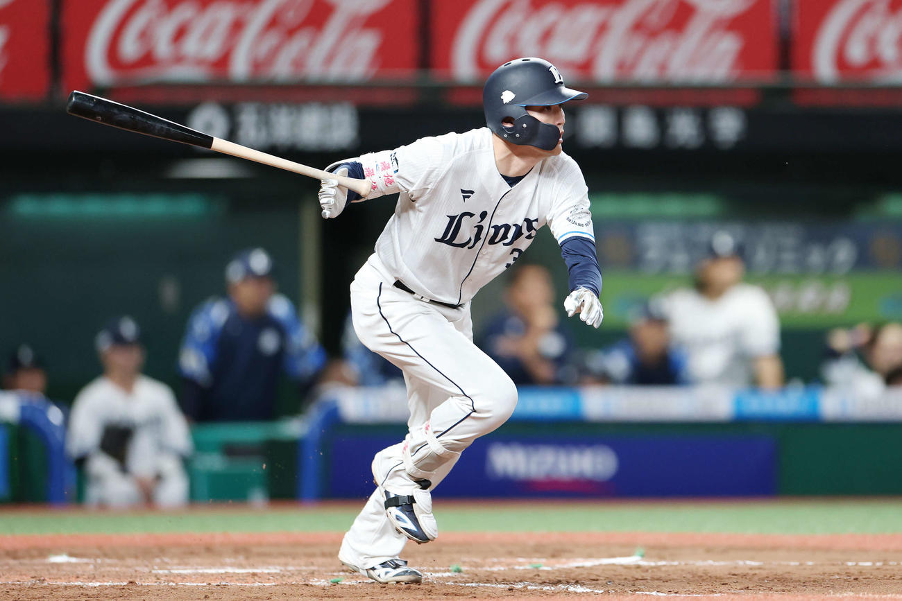 西武対ソフトバンク　8回裏西武2死二、三塁、右2点適時打を放つ元山（撮影・宮地輝）
