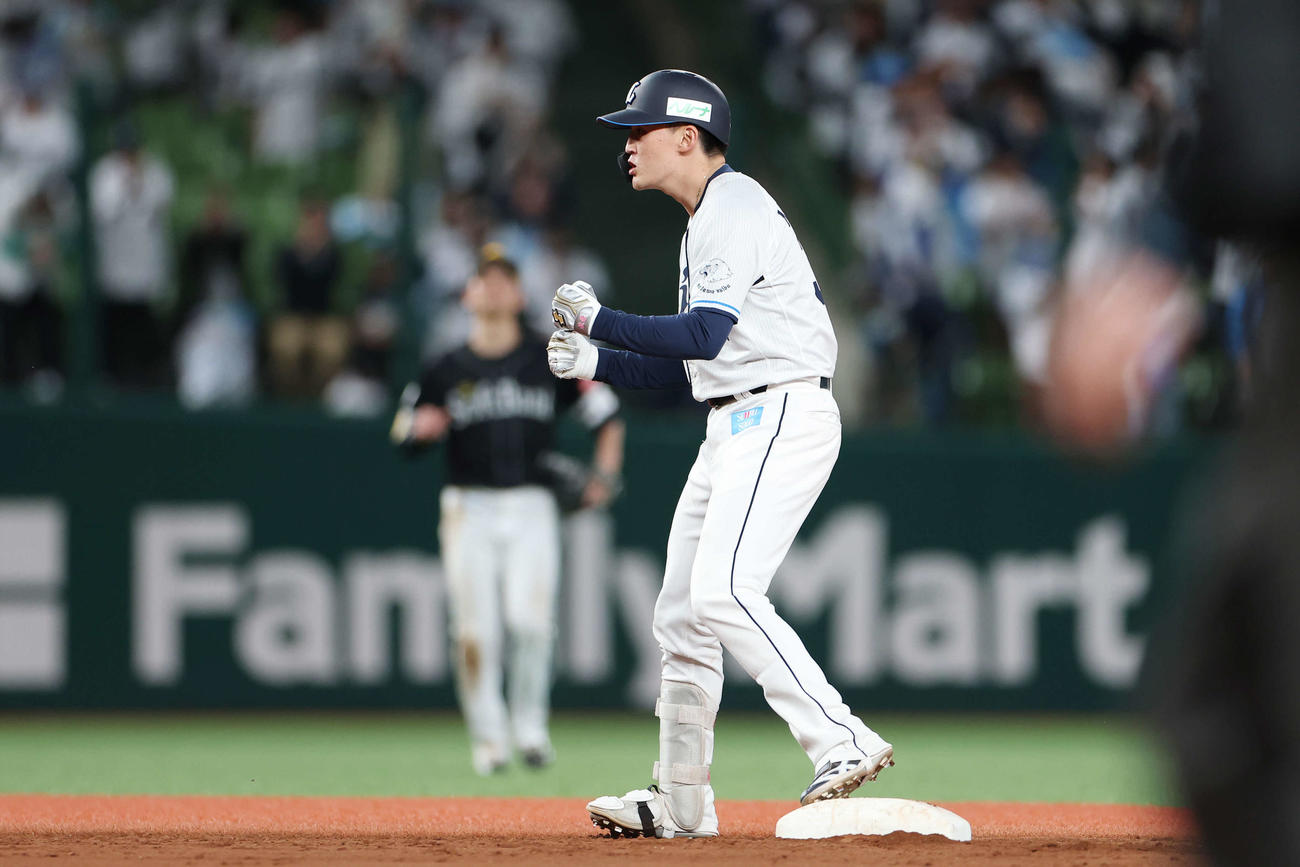西武対ソフトバンク　8回裏西武2死二、三塁、右2点適時打を放ちガッツポーズする元山（撮影・宮地輝）