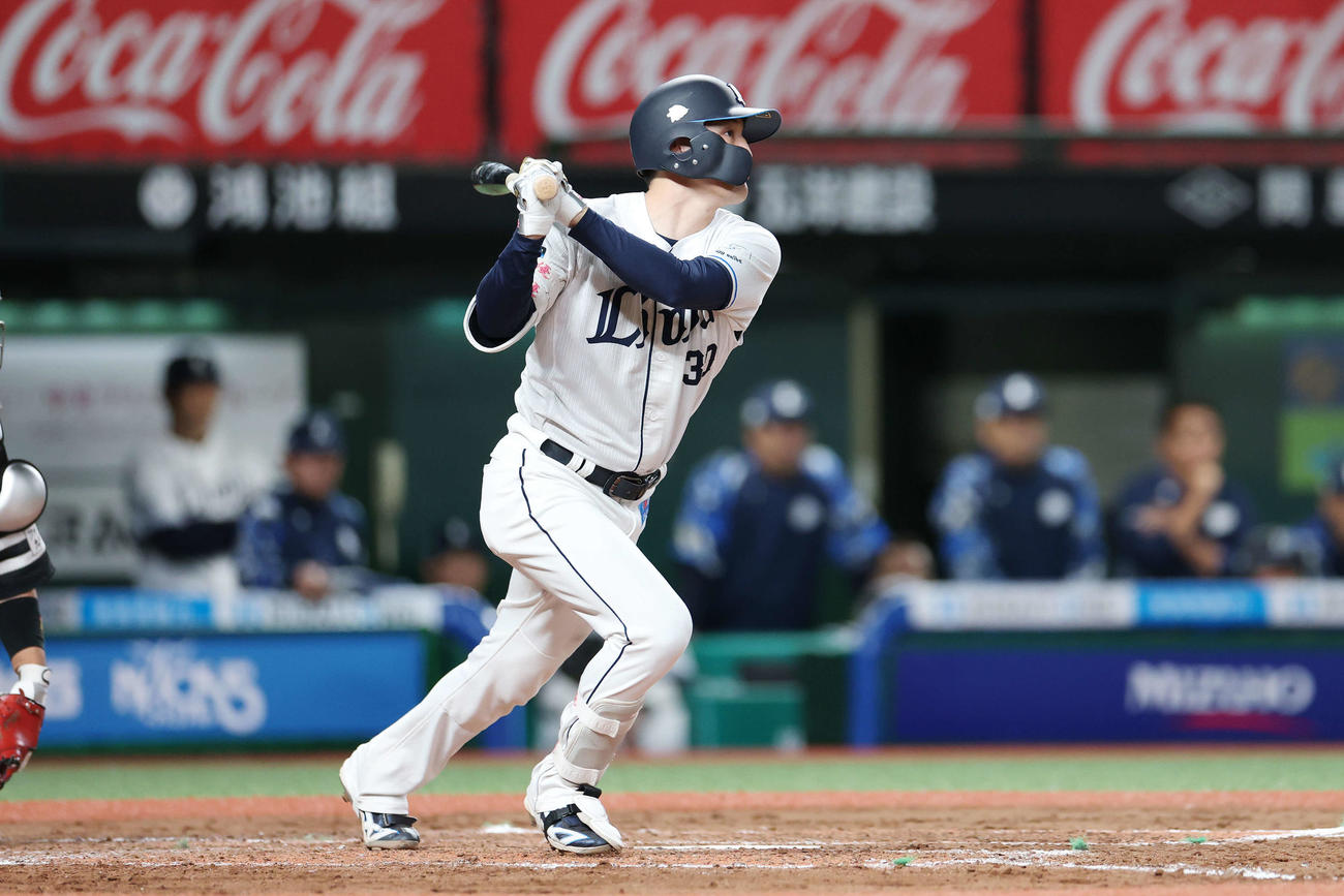 西武対ソフトバンク　8回裏西武2死二、三塁、右2点適時打を放つ元山（撮影・宮地輝）