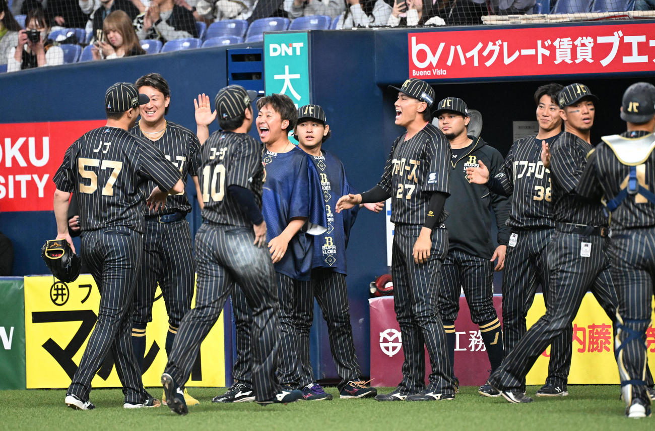 オリックス対日本ハム　12回のピンチをしのいだ山田を笑顔で迎える古田島、宮城らオリックスの選手（撮影・和賀正仁）