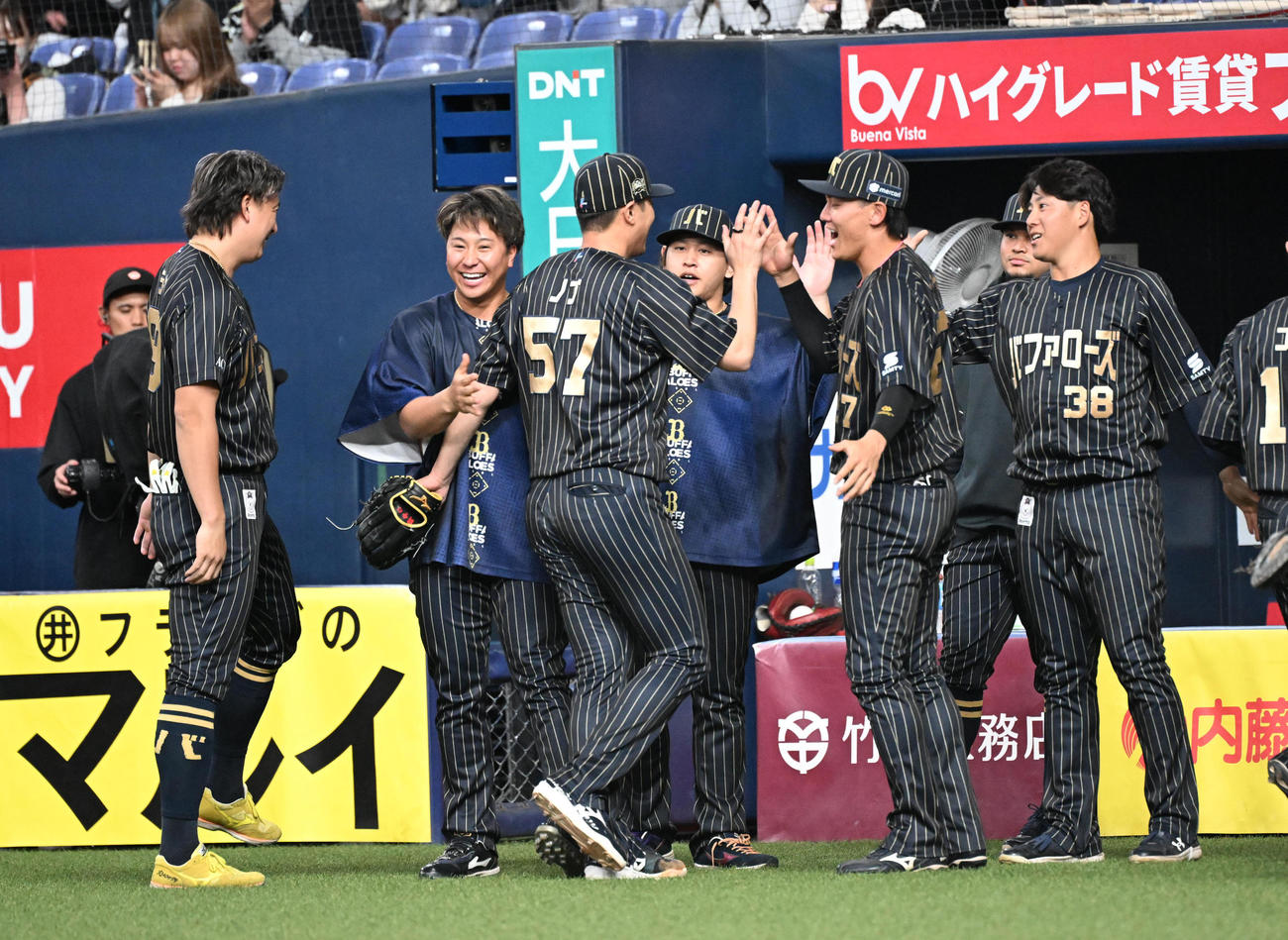 オリックス対日本ハム　12回のピンチをしのいだ山田を笑顔で迎える古田島、宮城らオリックスの選手（撮影・和賀正仁）