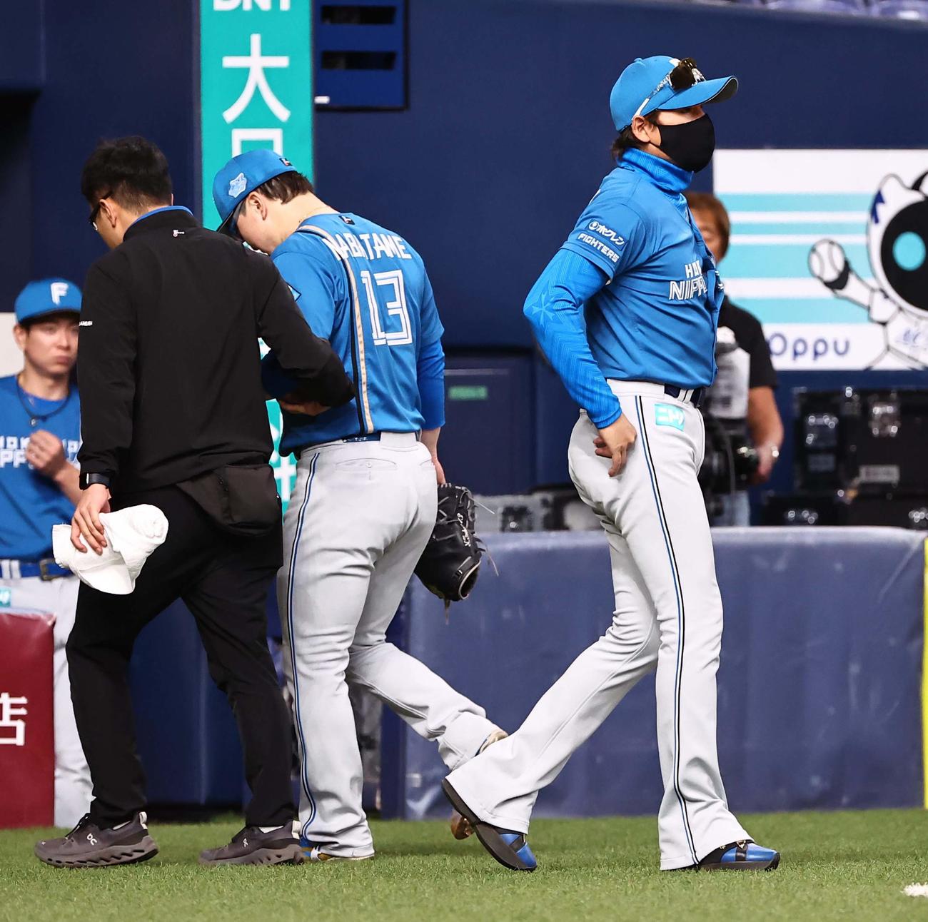 オリックス対日本ハム　12回裏オリックス1死、負傷退場する生田目（中央）と新庄監督（撮影・上田博志）