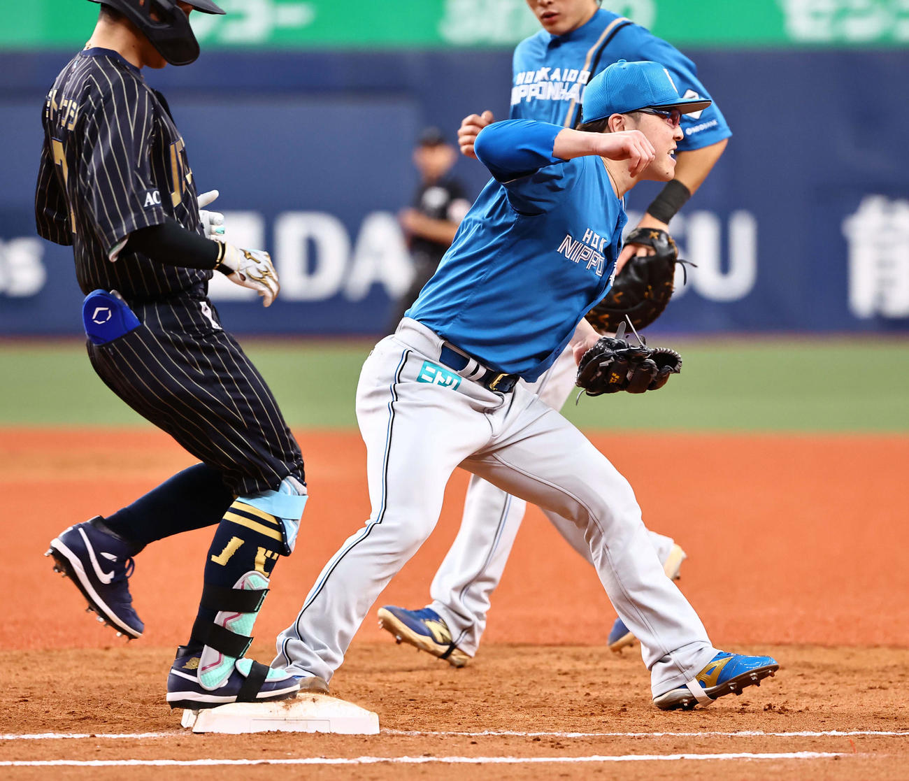 オリックス対日本ハム　12回裏オリックス無死、西川の一ゴロでベースカバーに入った生田目は足を痛める（撮影・上田博志）