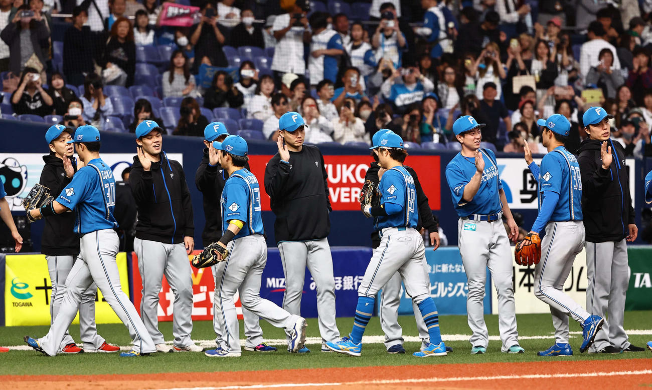 オリックス対日本ハム　オリックスと引き分けた日本ハムナインはマウンドでハイタッチをする（撮影・上田博志）