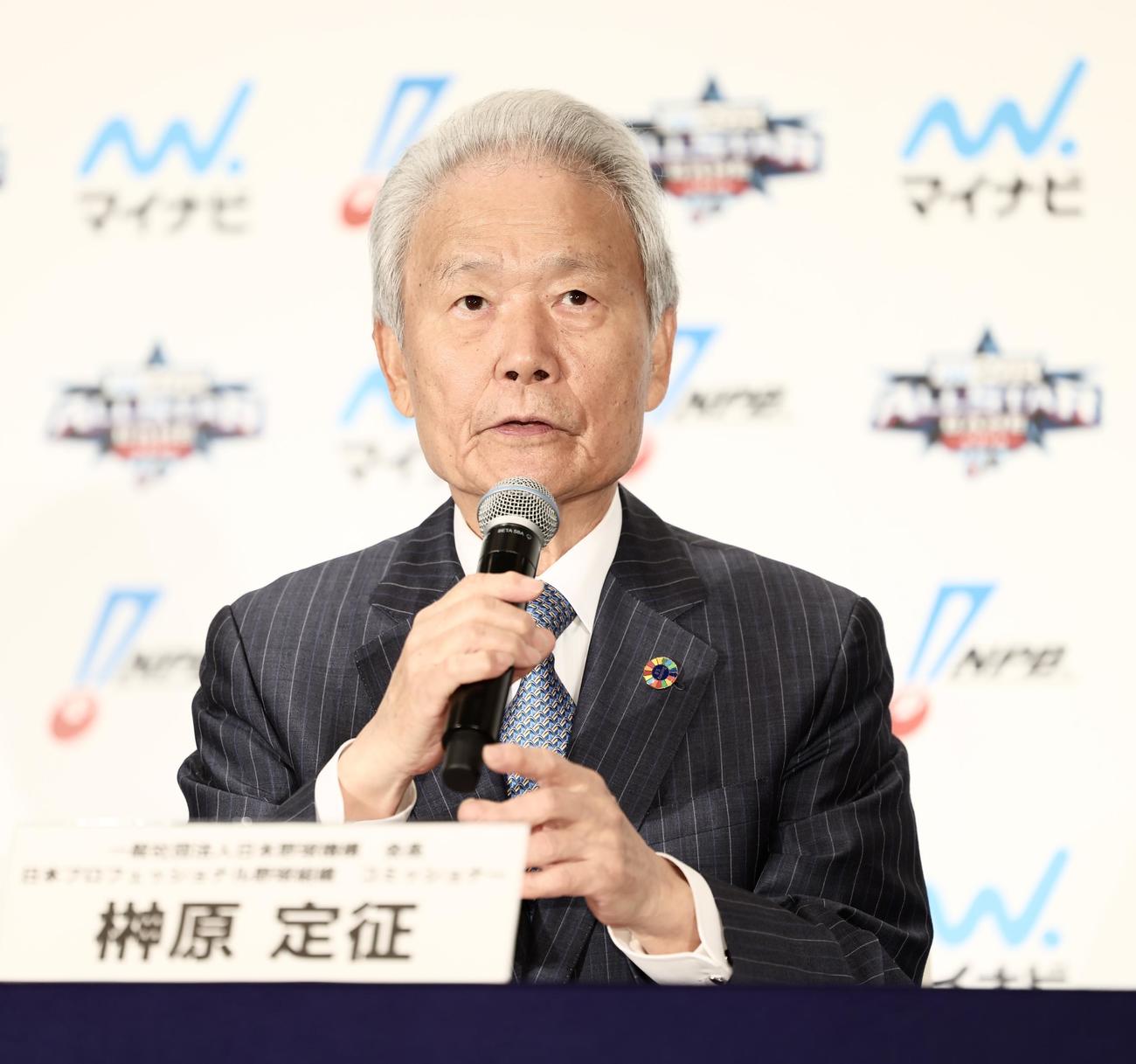 あいさつするNPB榊原コミッショナー（撮影・河田真司）