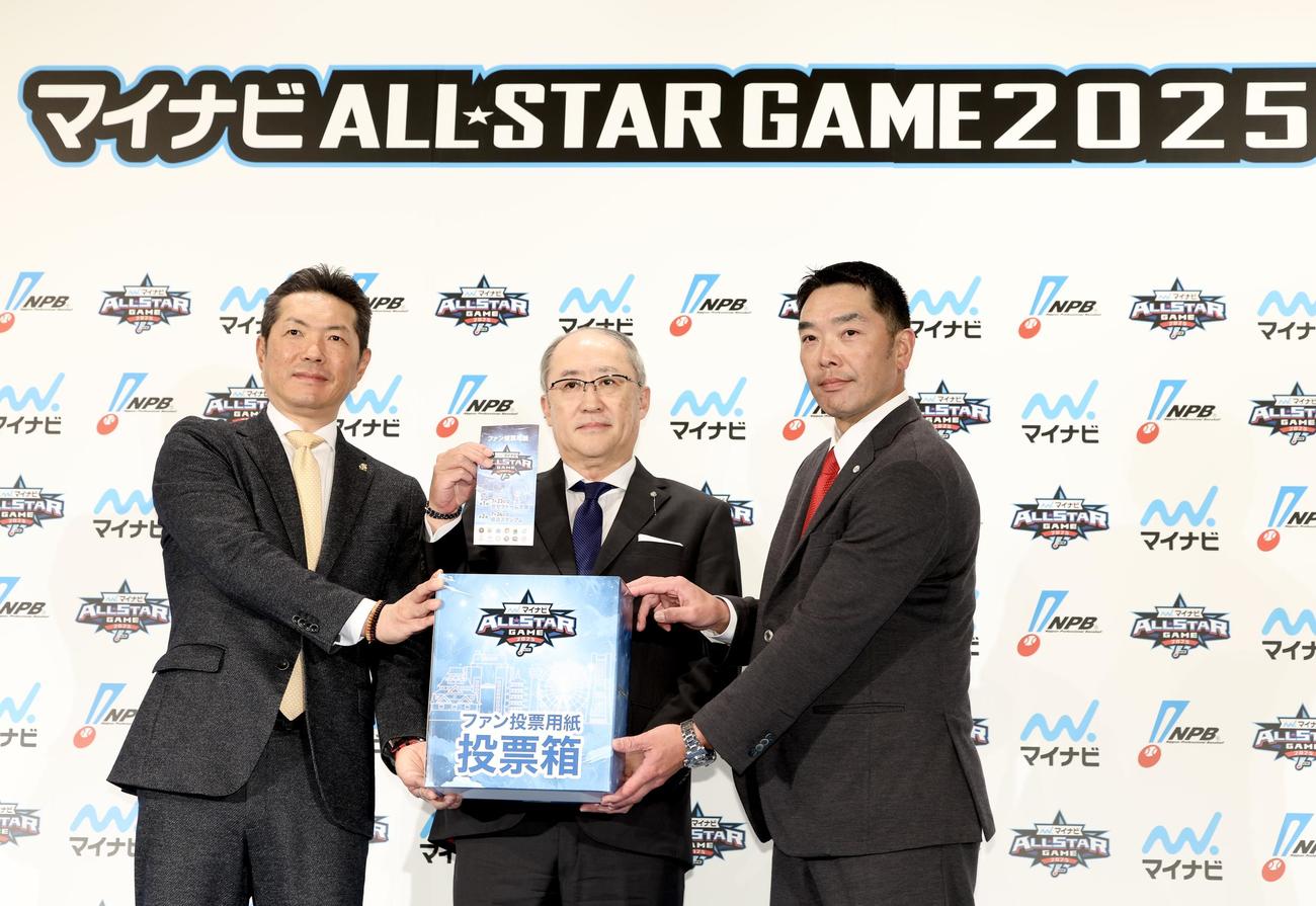 ファン投票箱を手に写真に納まる、左からソフトバンク小久保監督、株式会社マイナビ土屋代表取締役社長執行役員、巨人阿部監督（撮影・河田真司）