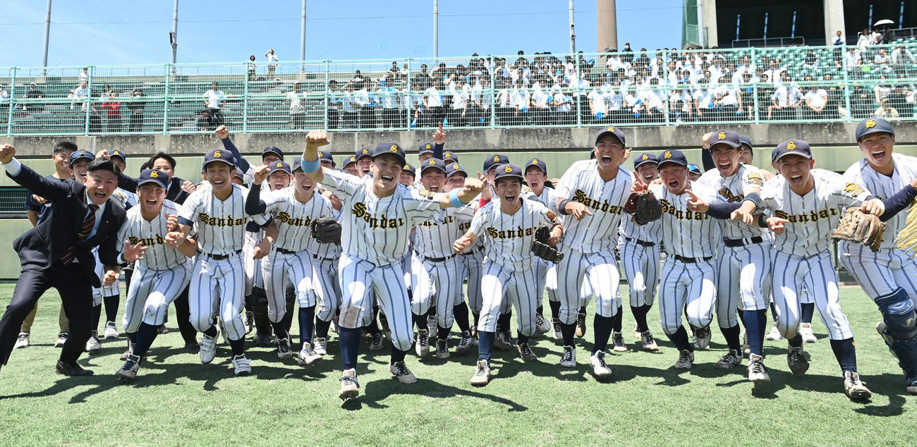関西外大対大産大　全国大会出場を決め喜ぶ大産大の選手たち（撮影・滝沢美穂子）