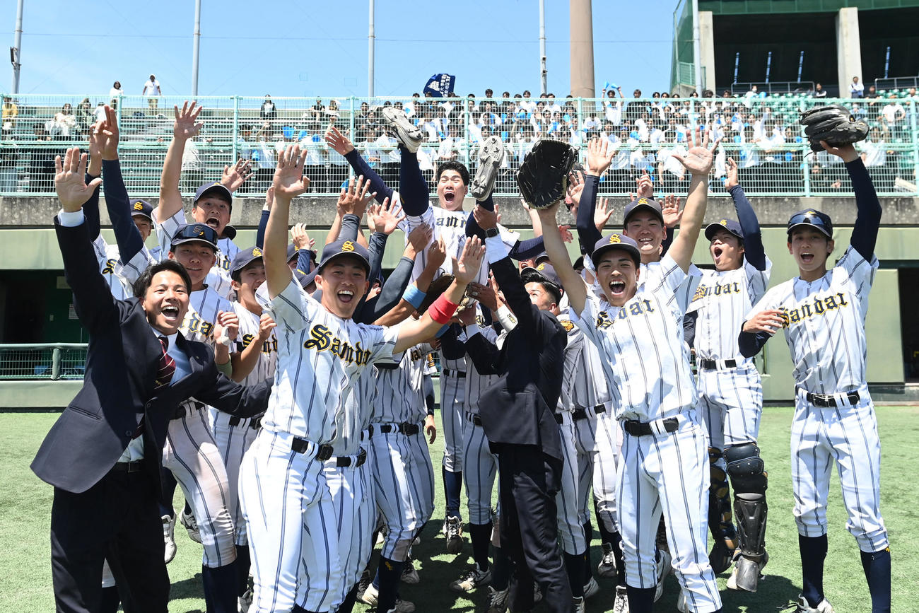関西外大対大産大　全国大会出場を決め、小出主将を胴上げし喜ぶ大産大の選手たち（撮影・滝沢美穂子）
