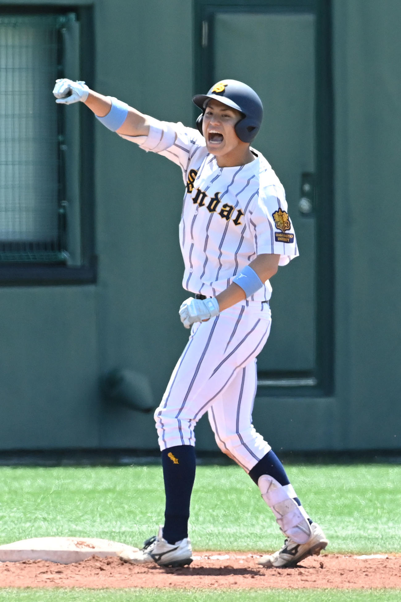 関西外大対大産大　2回裏大産大2死二、三塁　北橋が右越え適時三塁打を放ちガッツポーズ（撮影・滝沢美穂子）