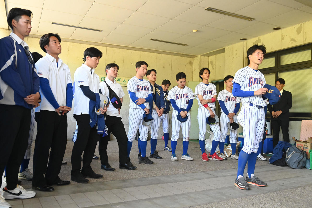 全国出場を逃し、ミーティングをする関西外大の選手たち（撮影・滝沢美穂子）