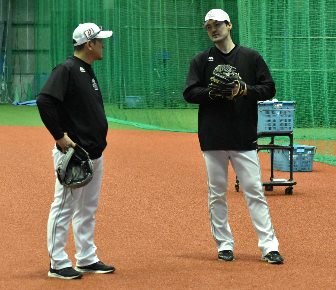 調整後に倉野投手コーチ（左）と話す有原（撮影・只松憲）