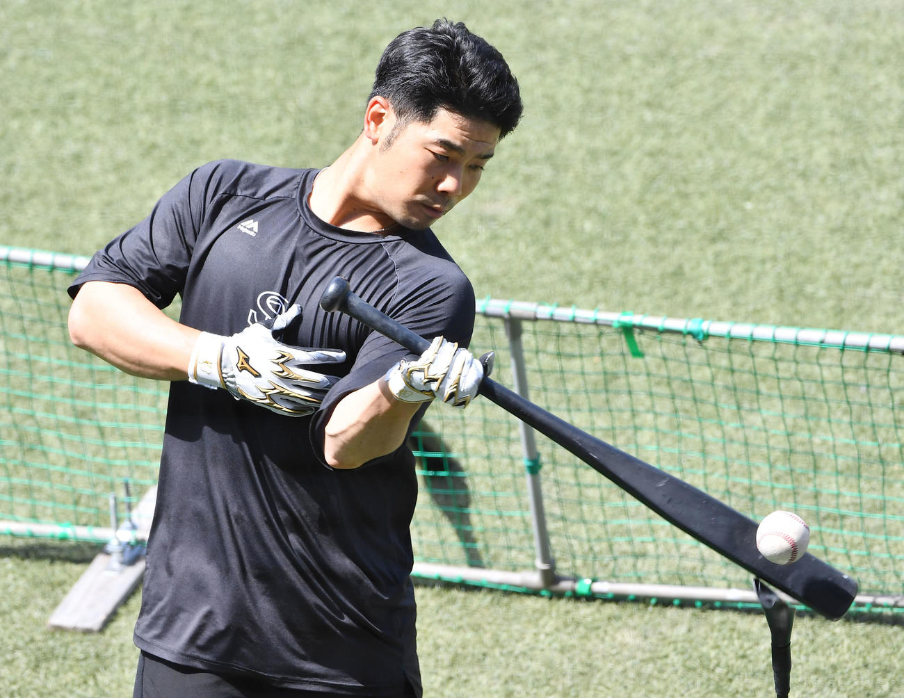 打撃練習を行うソフトバンク近藤（撮影・岩下翔太）