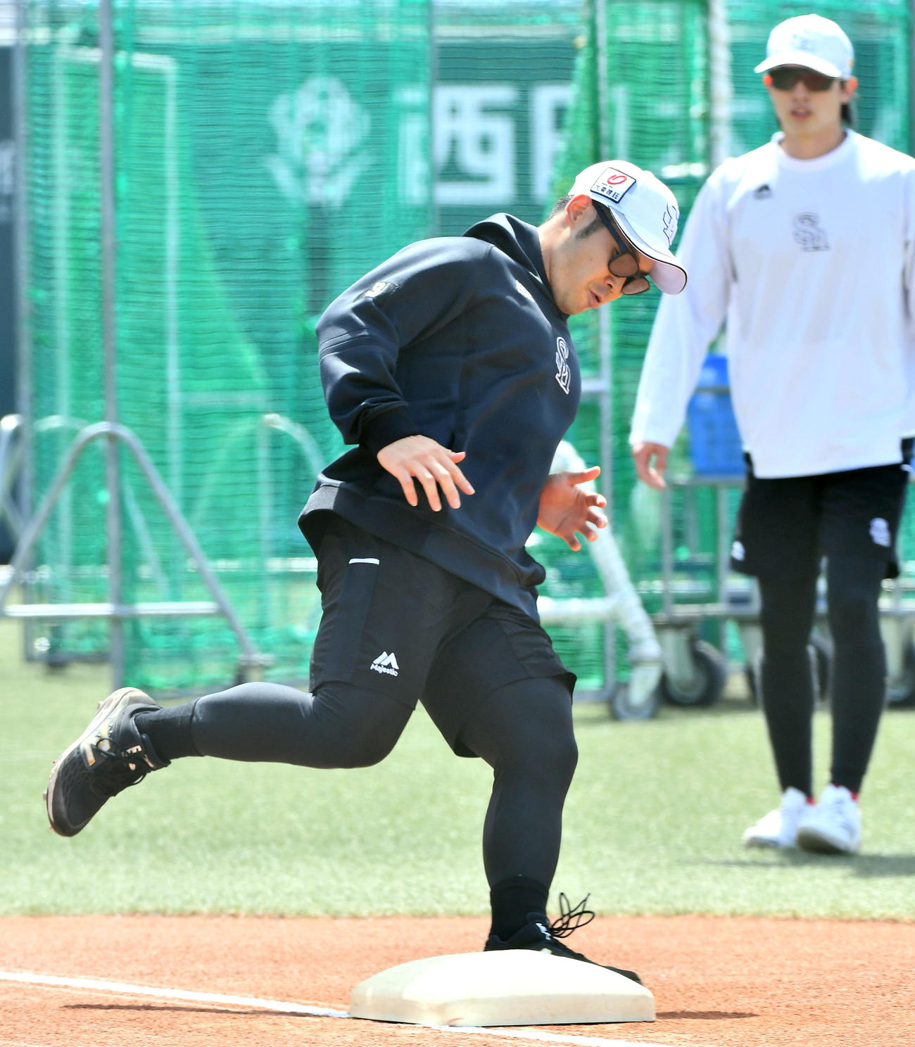 ベースランニングを行うソフトバンク近藤。右は周東（撮影・岩下翔太）