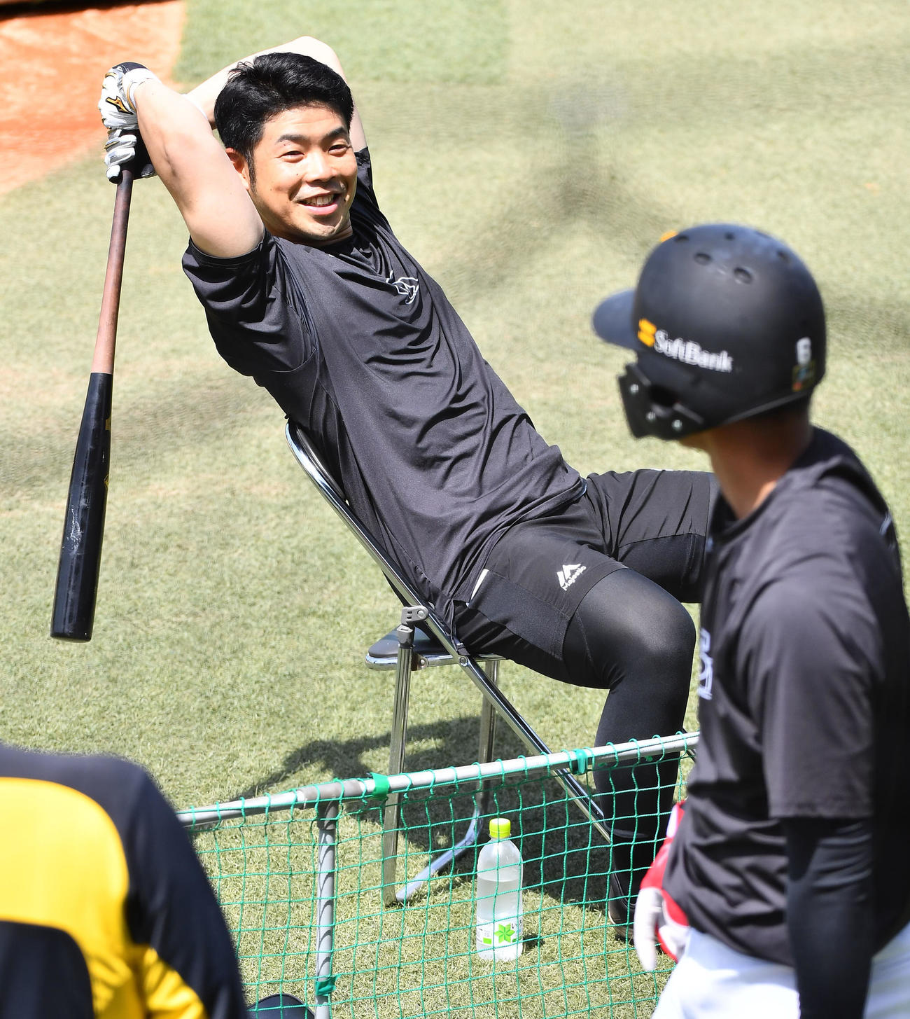 打撃練習中、今宮（右）と談笑するソフトバンク近藤（撮影・岩下翔太）