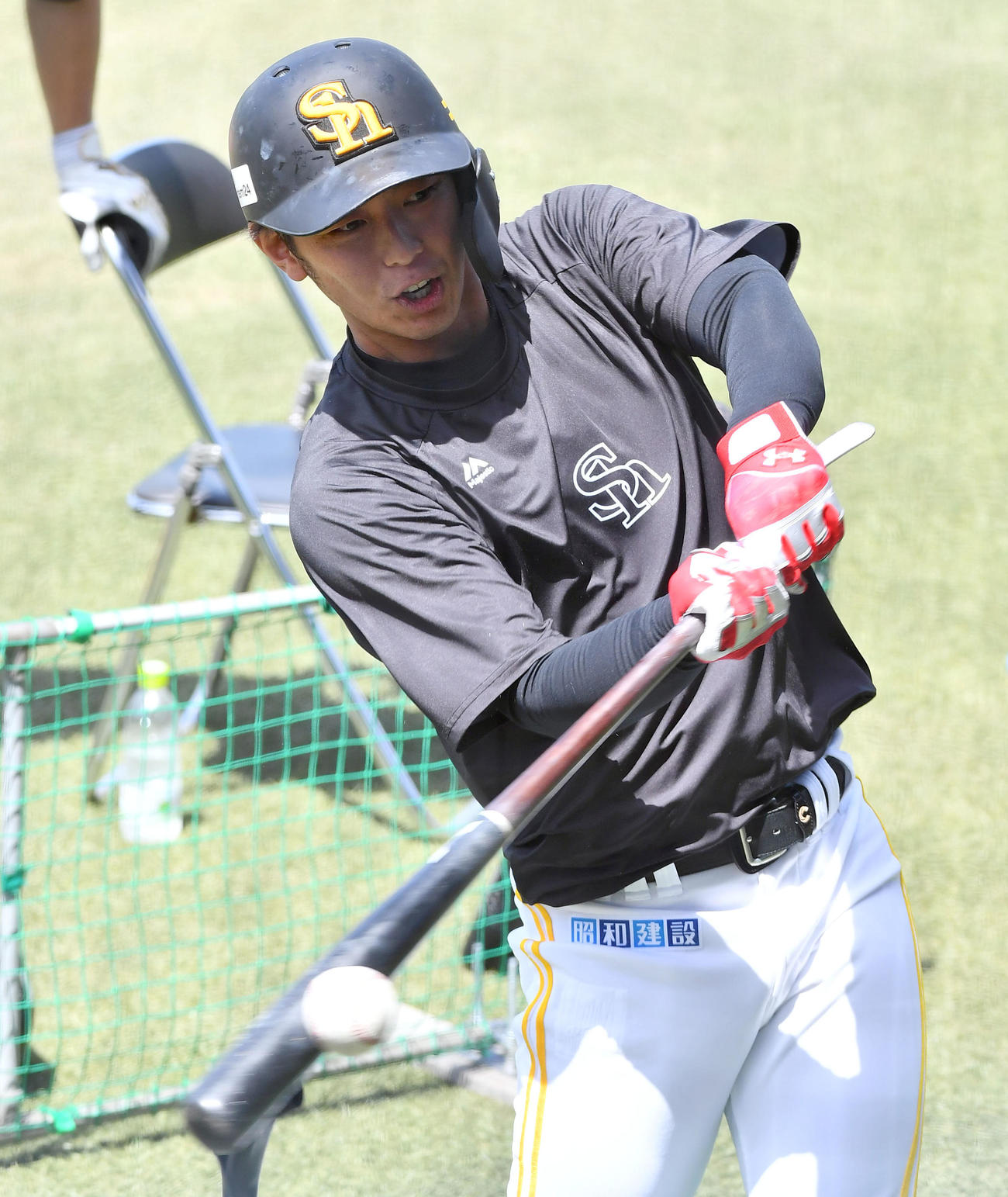 打撃練習を行うソフトバンク今宮（撮影・岩下翔太）