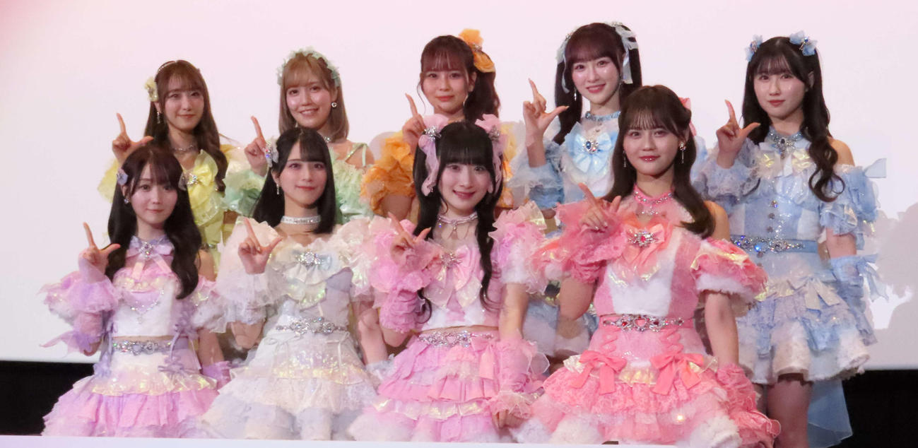 ＝LOVE。前列左から大谷映美里、佐々木舞香、齋藤樹愛羅、高松瞳。後列左から瀧脇笙古、諸橋沙夏、大場花菜、音嶋莉沙、山本杏奈＝25年4月