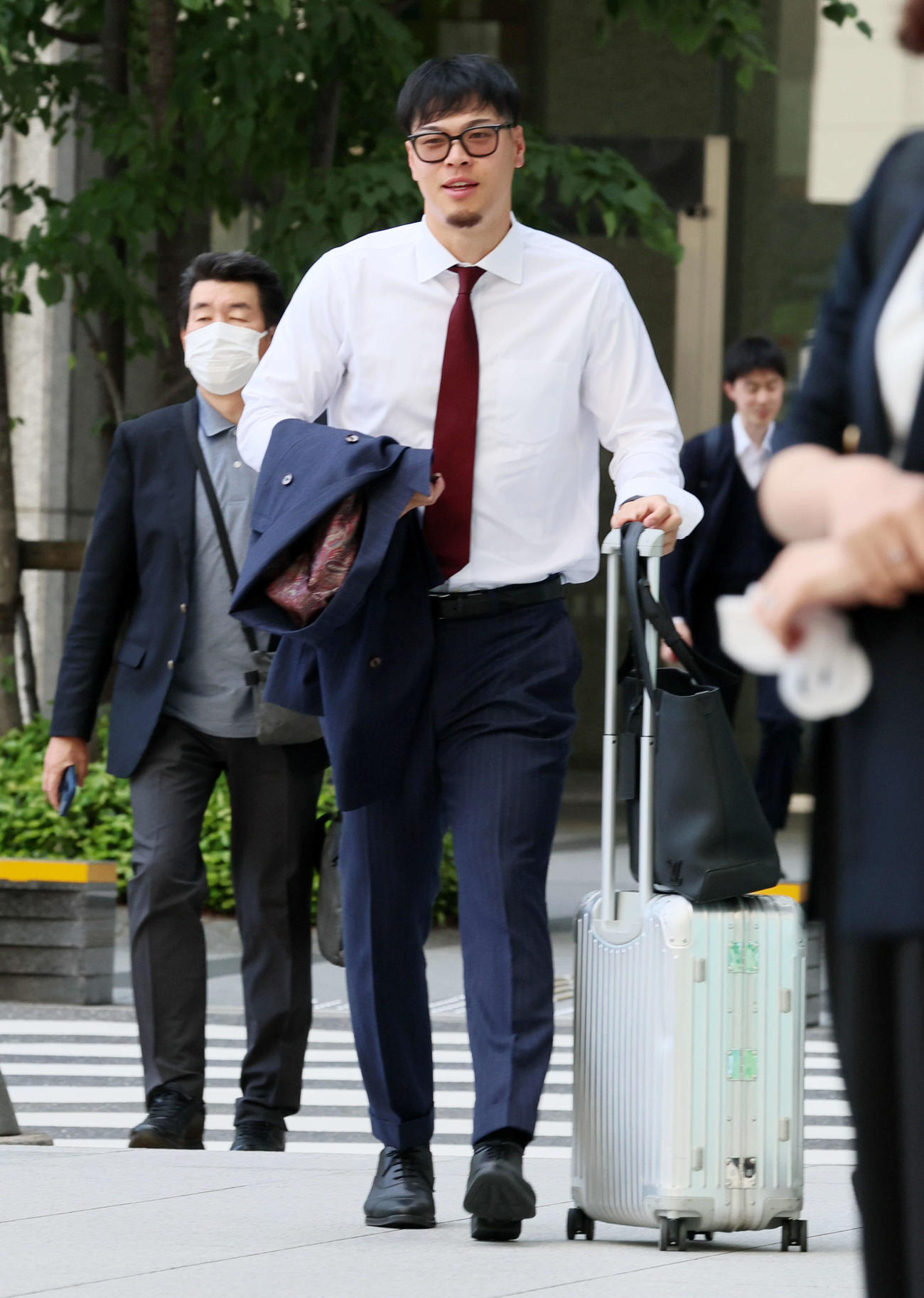 帰阪する佐藤輝（撮影・加藤哉）