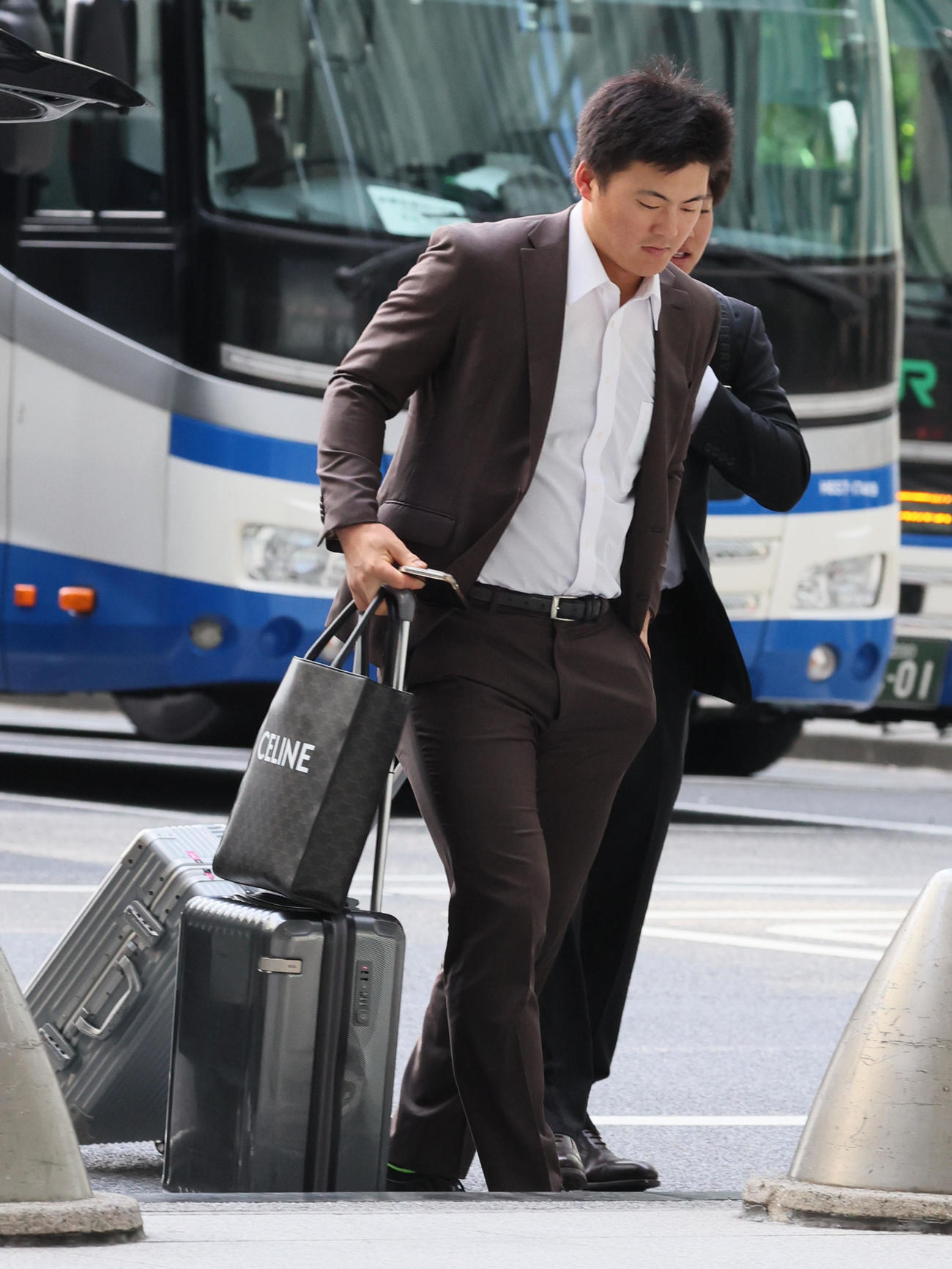 帰阪する前川（撮影・加藤哉）