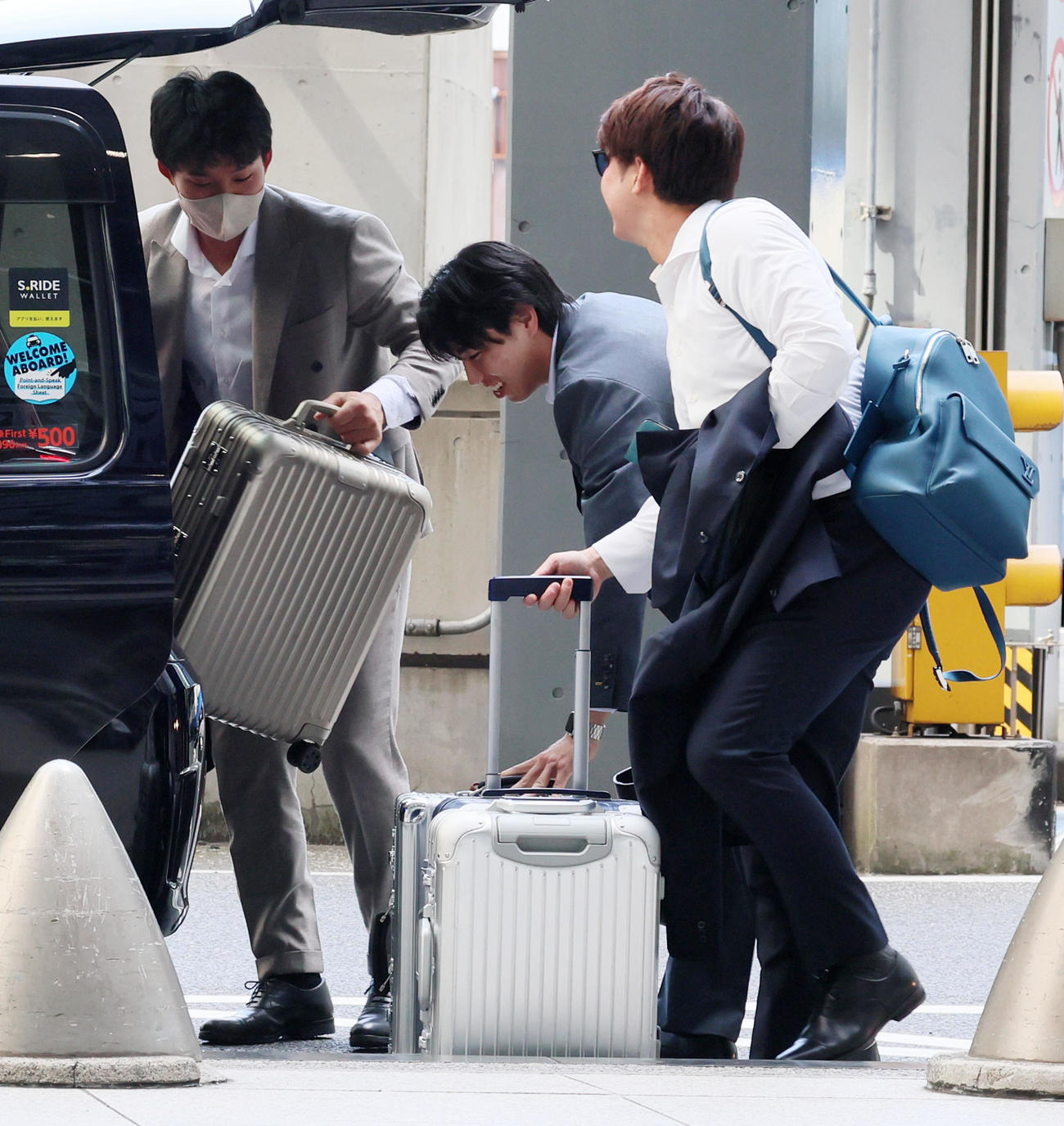 タクシーから荷物を降ろす森下。中央は工藤、右は渡辺（撮影・加藤哉）