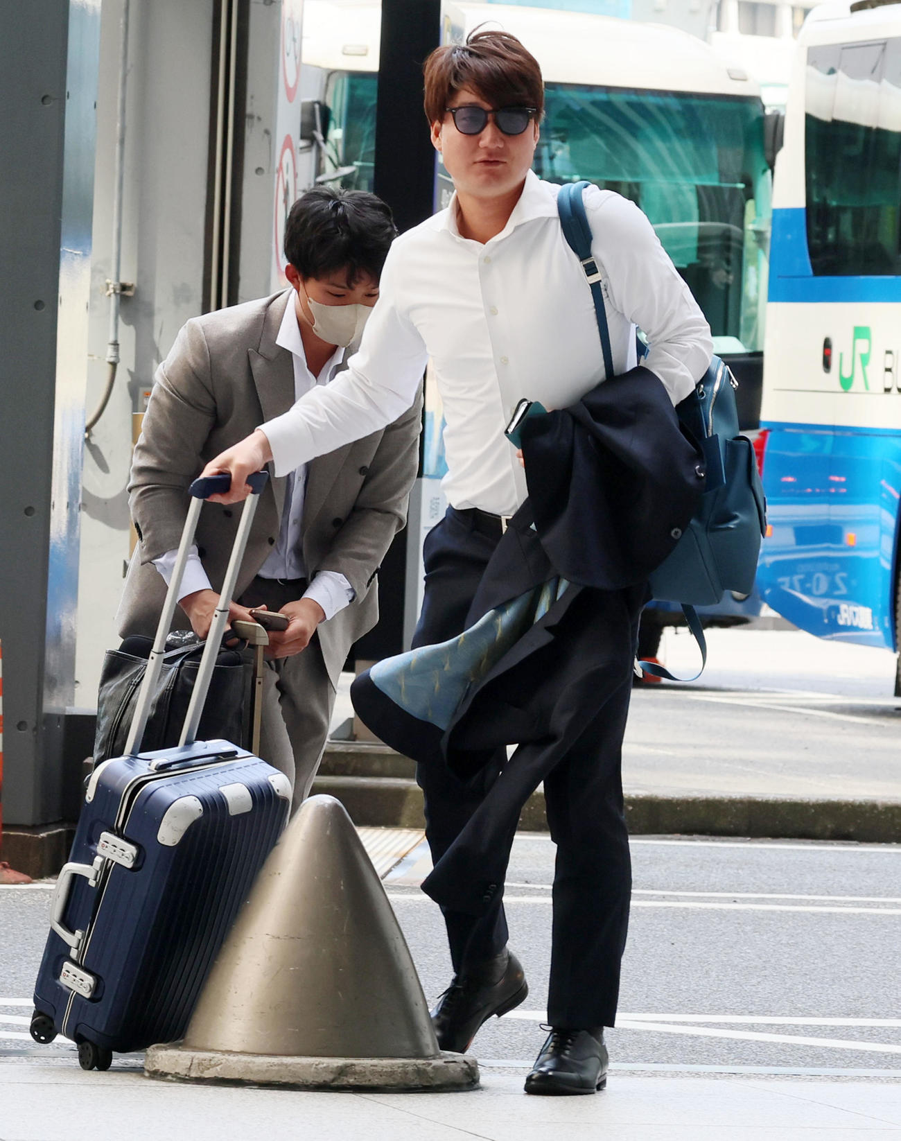帰阪する渡辺（撮影・加藤哉）
