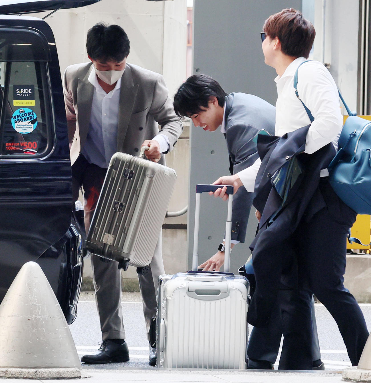 タクシーから荷物を降ろす森下。中央は工藤、右は渡辺（撮影・加藤哉）