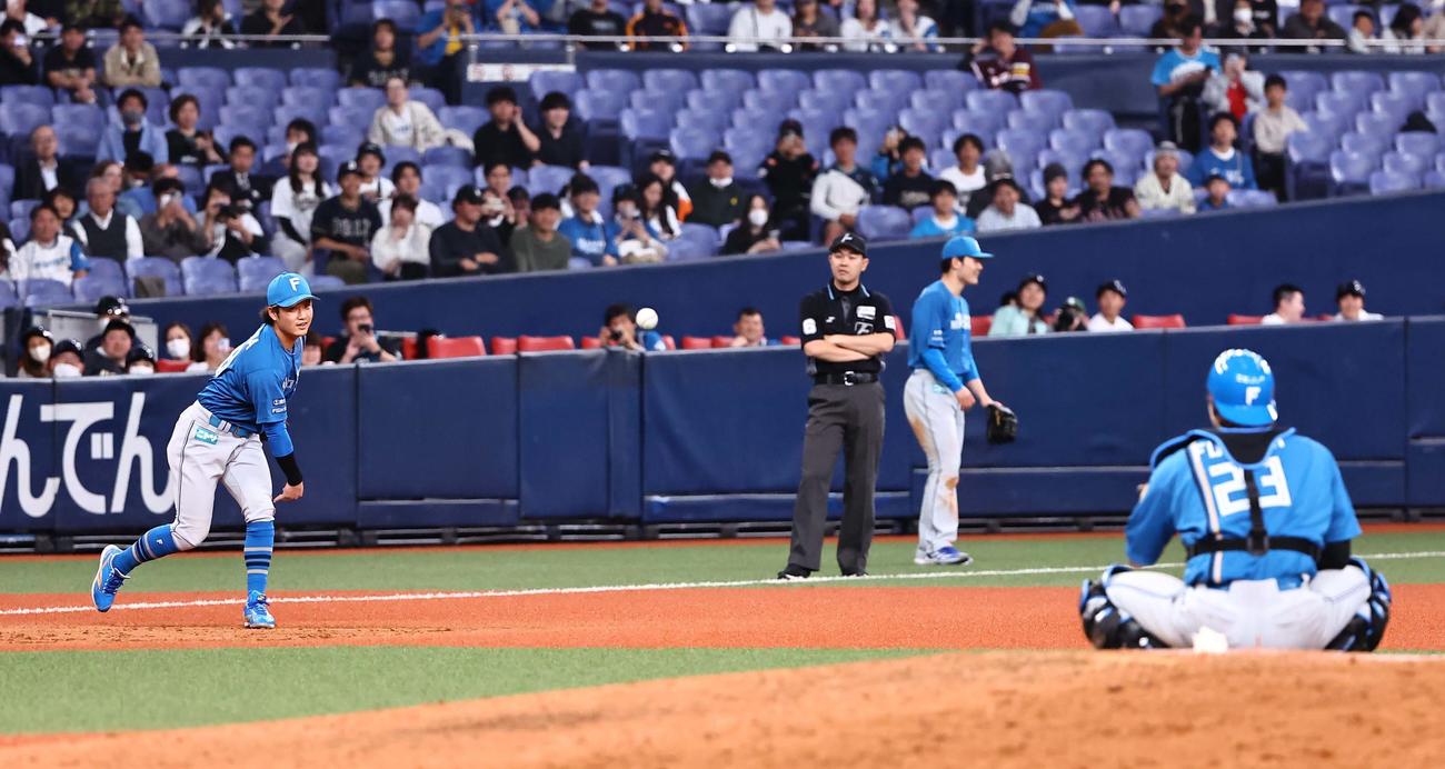 5月7日、オリックス戦の12回裏、三塁の位置から投球練習をする奈良間