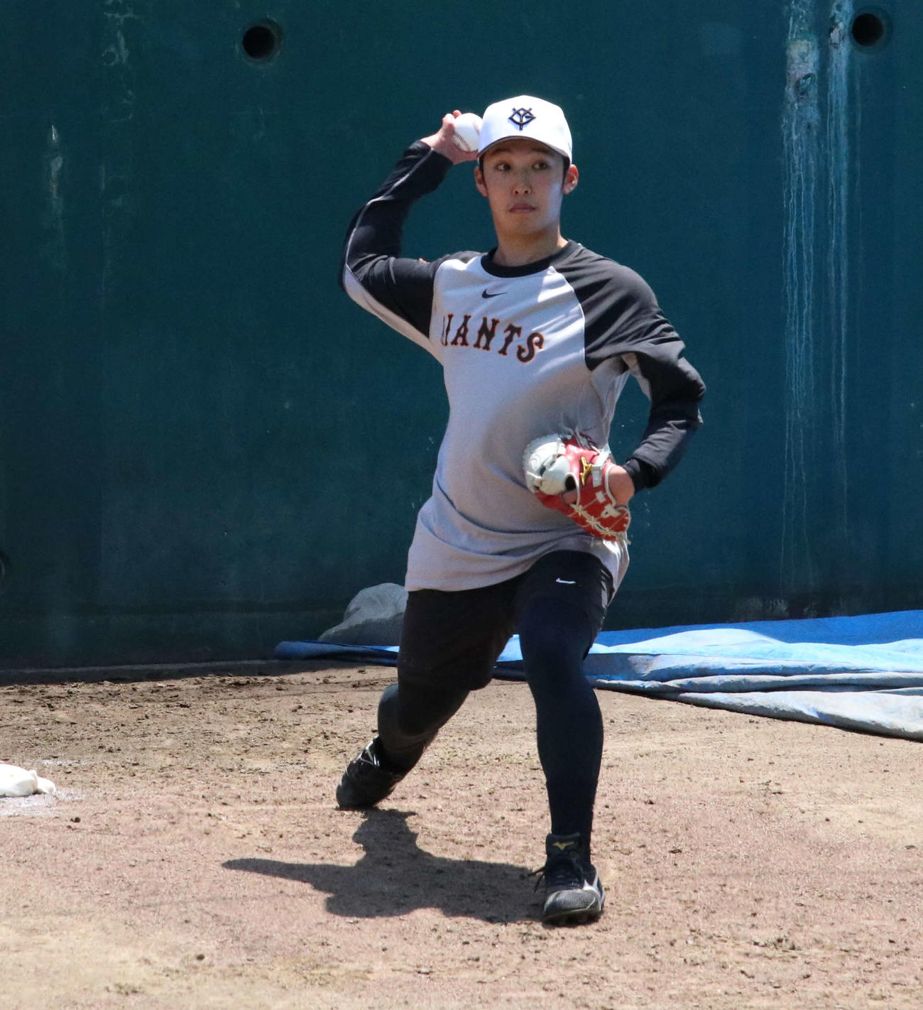 投球練習する巨人赤星（撮影・山本佳央）