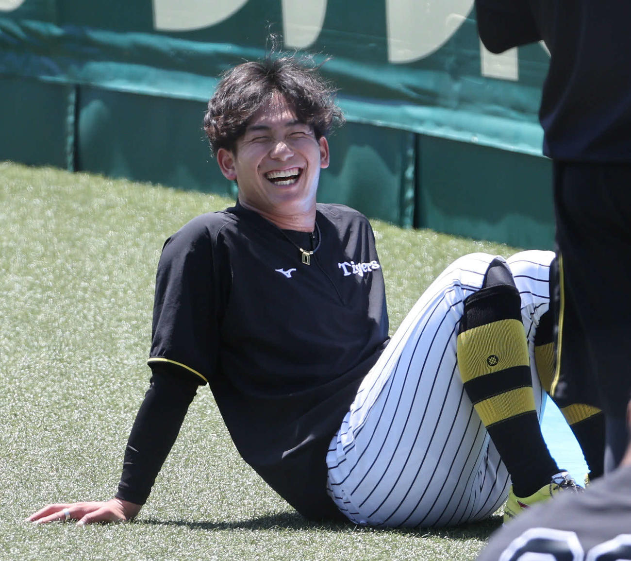 練習中、明るい表情を見せる阪神伊原（撮影・西尾就之）