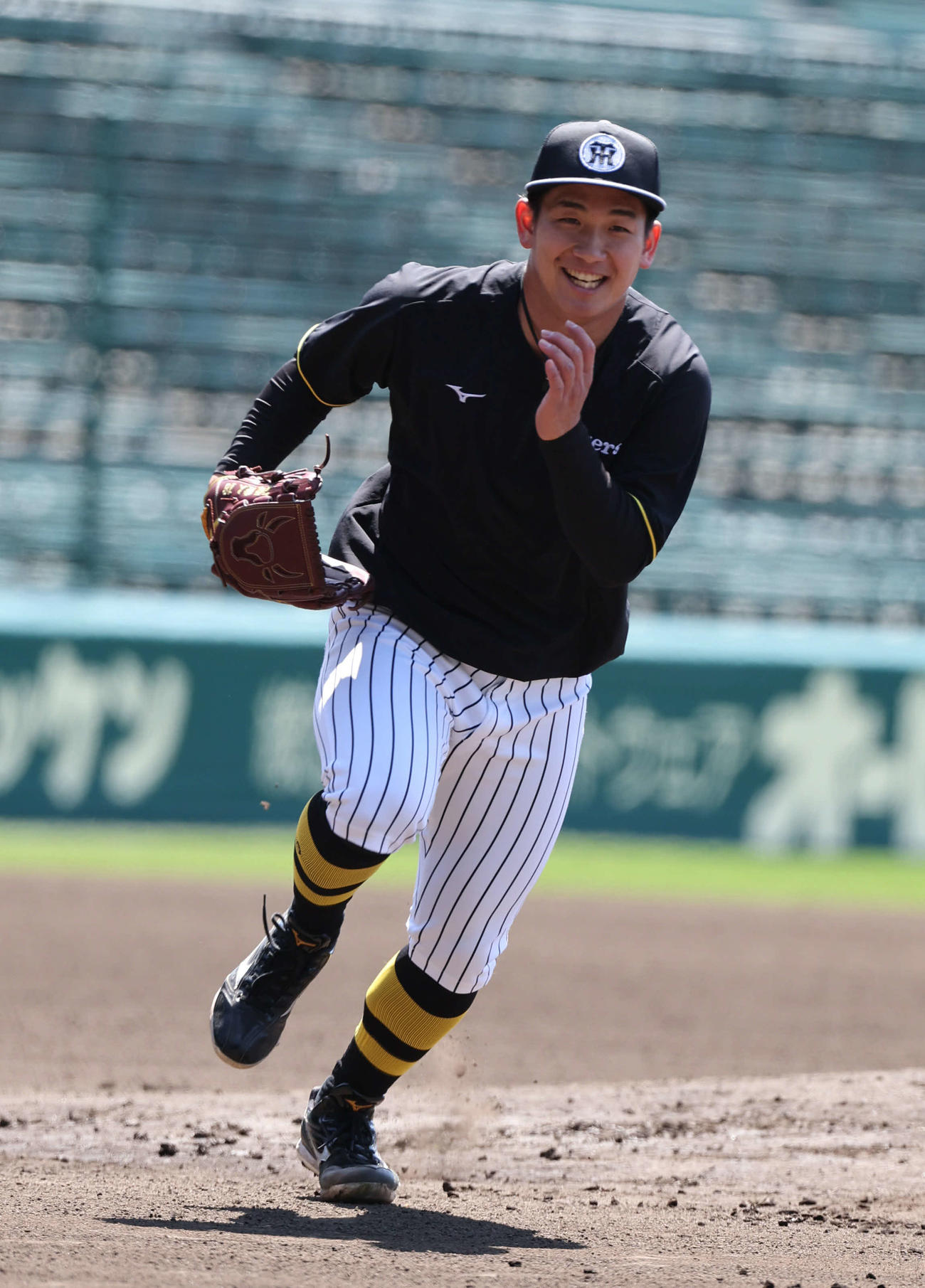 笑顔でノックを受ける阪神伊原（撮影・西尾就之）