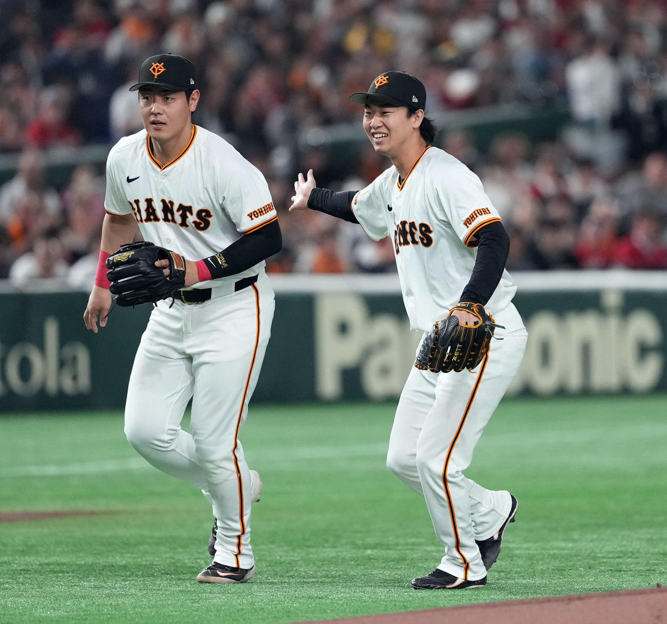4月30日の広島戦で1回を抑え開幕からの無失点イニング記録を29回とし球団記録を更新した巨人山崎。左は岡本