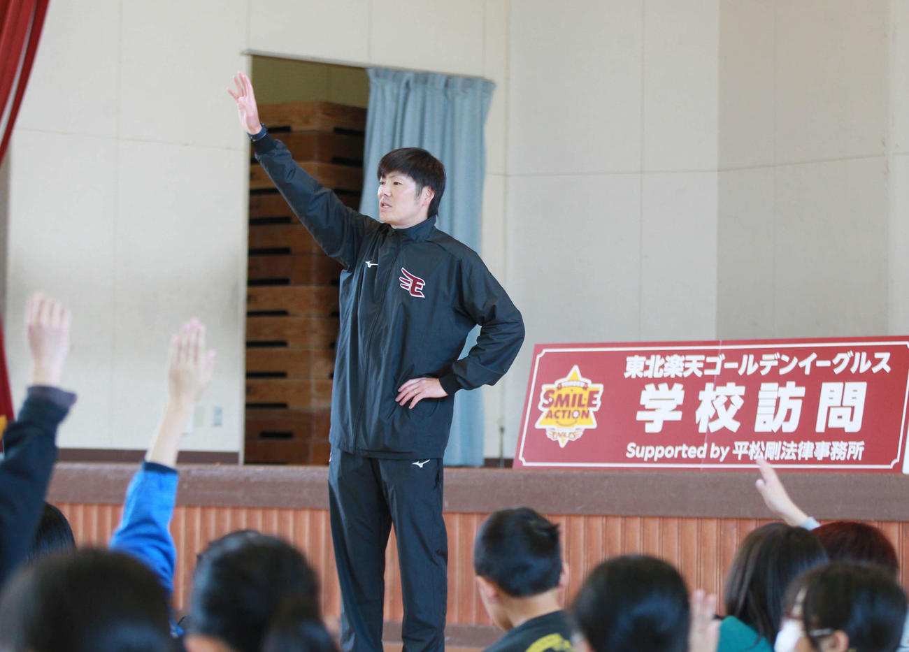 児童らに熱く話をする楽天塩見アカデミーコーチ（撮影・高橋香奈）