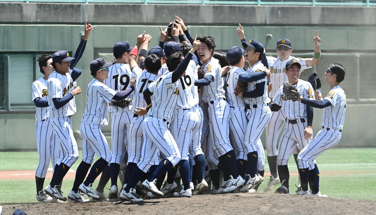 関西外大対大産大　全国大会出場を決め喜ぶ大産大の選手たち（撮影・滝沢美穂子）