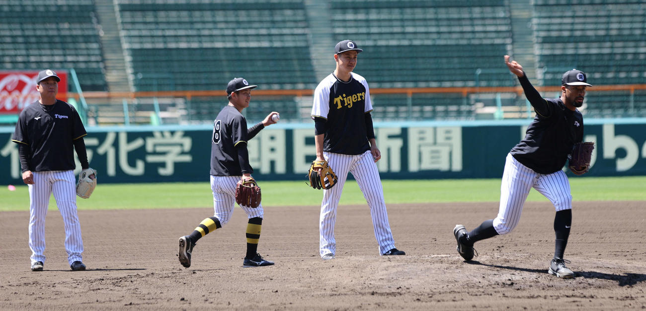 練習する阪神の先発陣。右からデュプランティエ、大竹、伊原、村上（撮影・西尾就之）