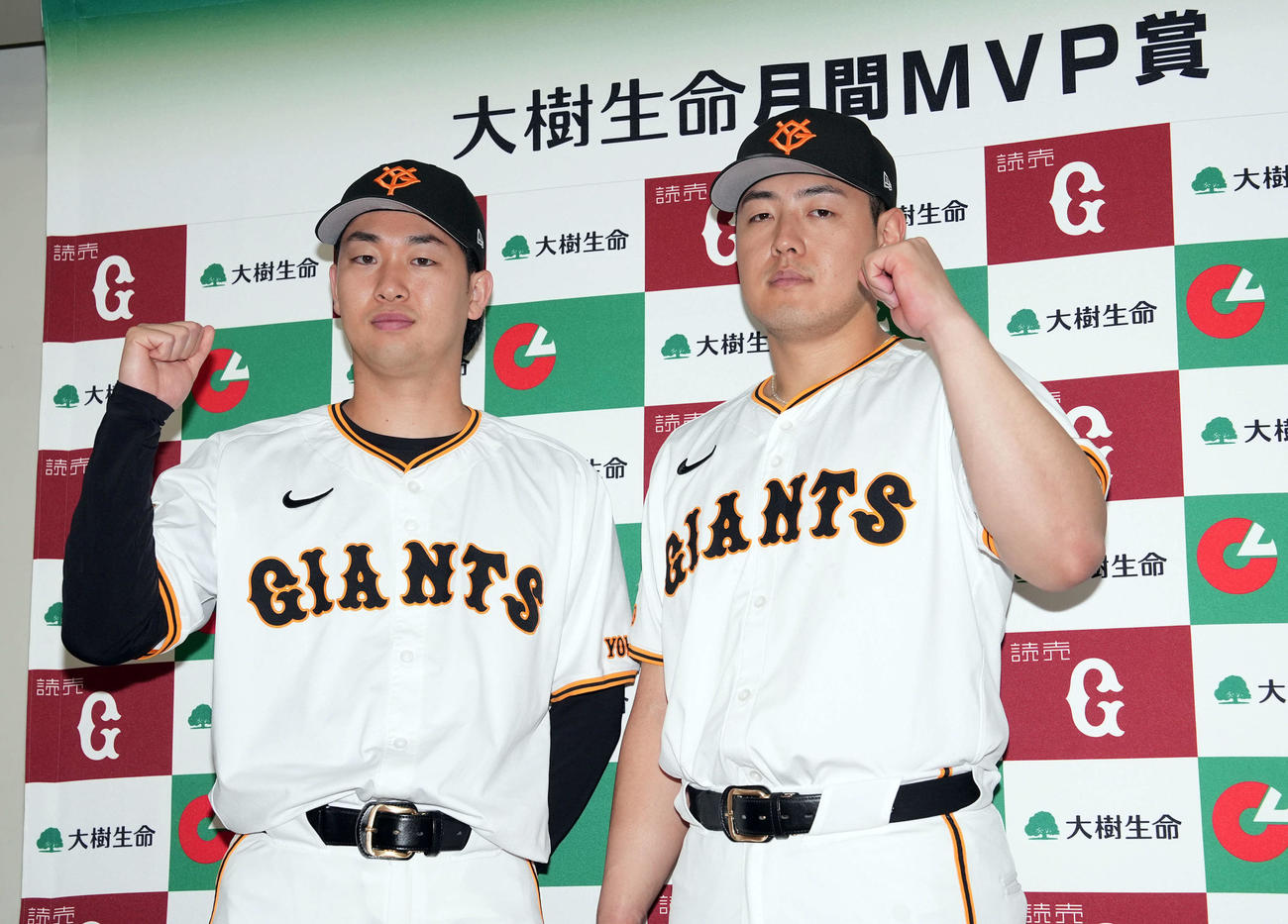 月間MVPを受賞しポーズを決める山崎（左）と岡本（撮影・たえ見朱実）