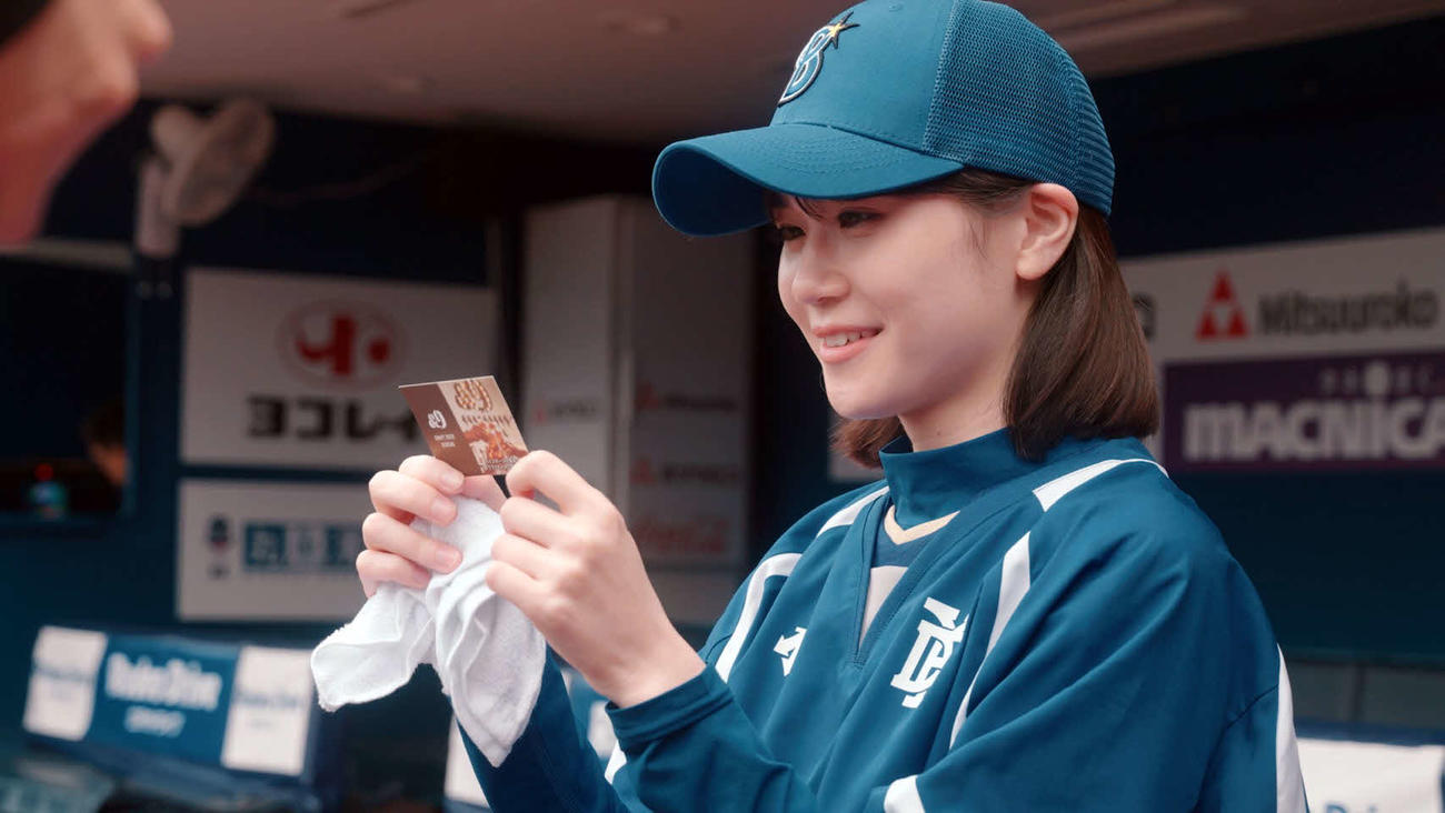横浜スタジアムで第3話の撮影に臨んだ主人公浜辺きらら役の栗林藍希（あいの）（球団提供）