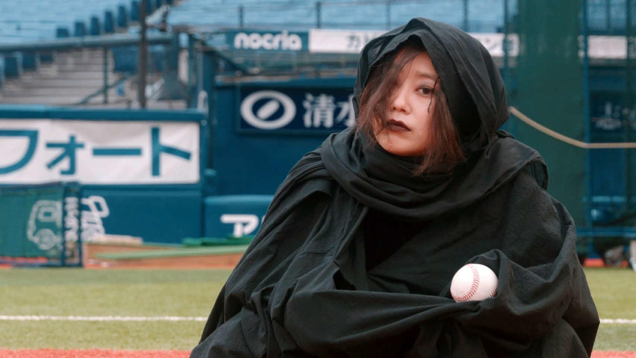横浜スタジアムで第3話の撮影に臨んだ死神役のぎぃ子（球団提供）