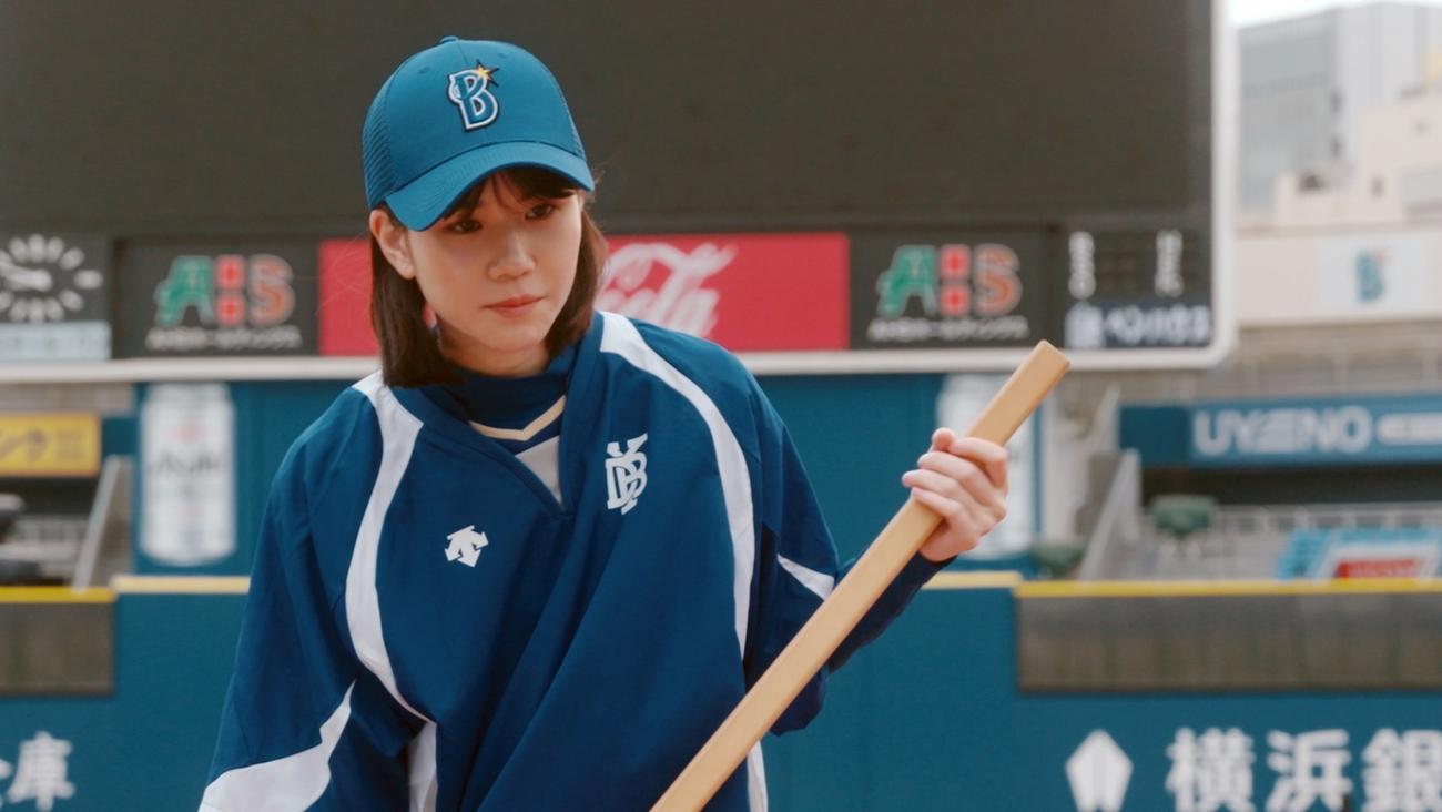横浜スタジアムで第3話の撮影に臨んだ主人公・浜辺きらら役の栗林藍希（球団提供）