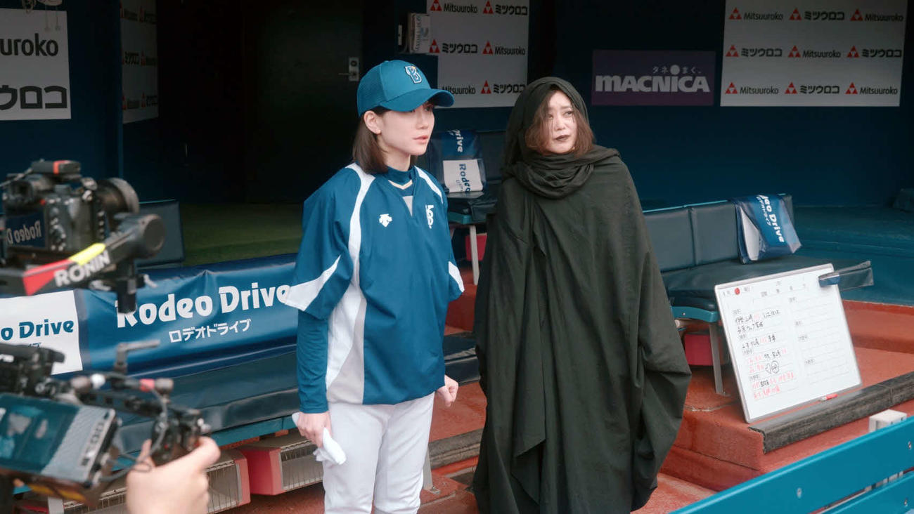 横浜スタジアムで第3話の撮影に臨んだ主人公浜辺きらら役の栗林藍希（あいの）（左）と死神役のぎぃ子（球団提供）